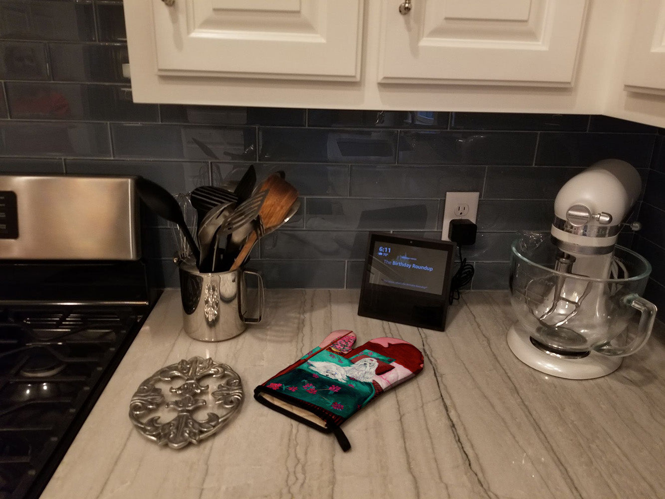 Maltese and puppy waiting on you Oven Mitt Heat Resistant Thick Oven Mitt for Hot Pans and Oven, Kitchen Mitt Protect Hands, Cooking Baking Glove