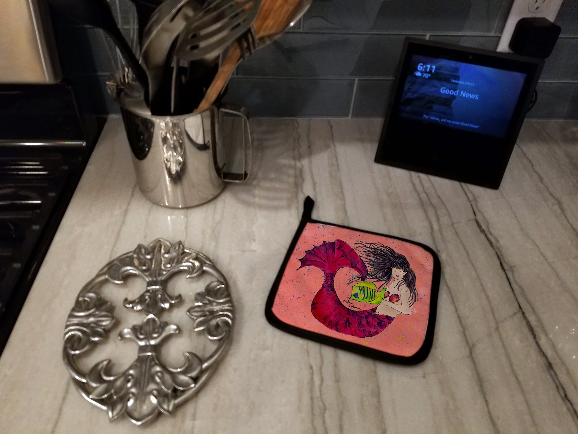 Black haired Mermaid on Red Pot Holder Set of 2 Heat Resistant Quilted Hot Pads 7.5 x 7.5 Inch, Insulated Kitchen Trivets for Cooking & Baking