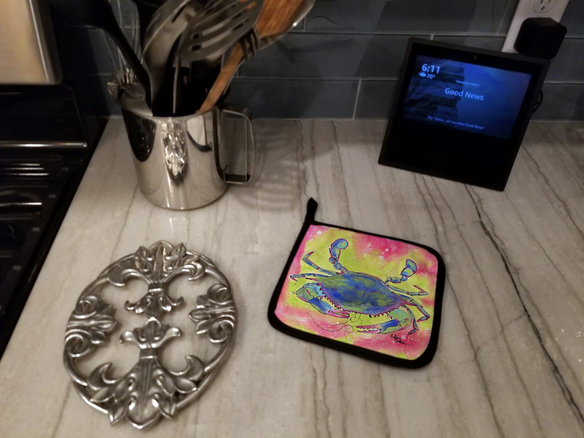 Blue Crab Bright Pink and Green Pot Holder Set of 2 Heat Resistant Quilted Hot Pads 7.5 x 7.5 Inch, Insulated Kitchen Trivets for Cooking & Baking