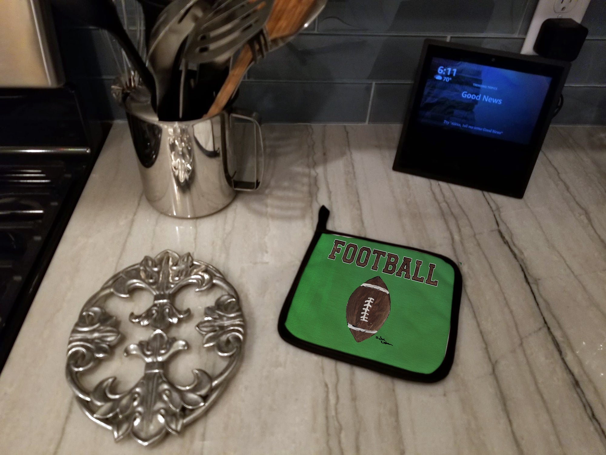 Football Pot Holder Set of 2 Heat Resistant Quilted Hot Pads 7.5 x 7.5 Inch, Insulated Kitchen Trivets for Cooking & Baking
