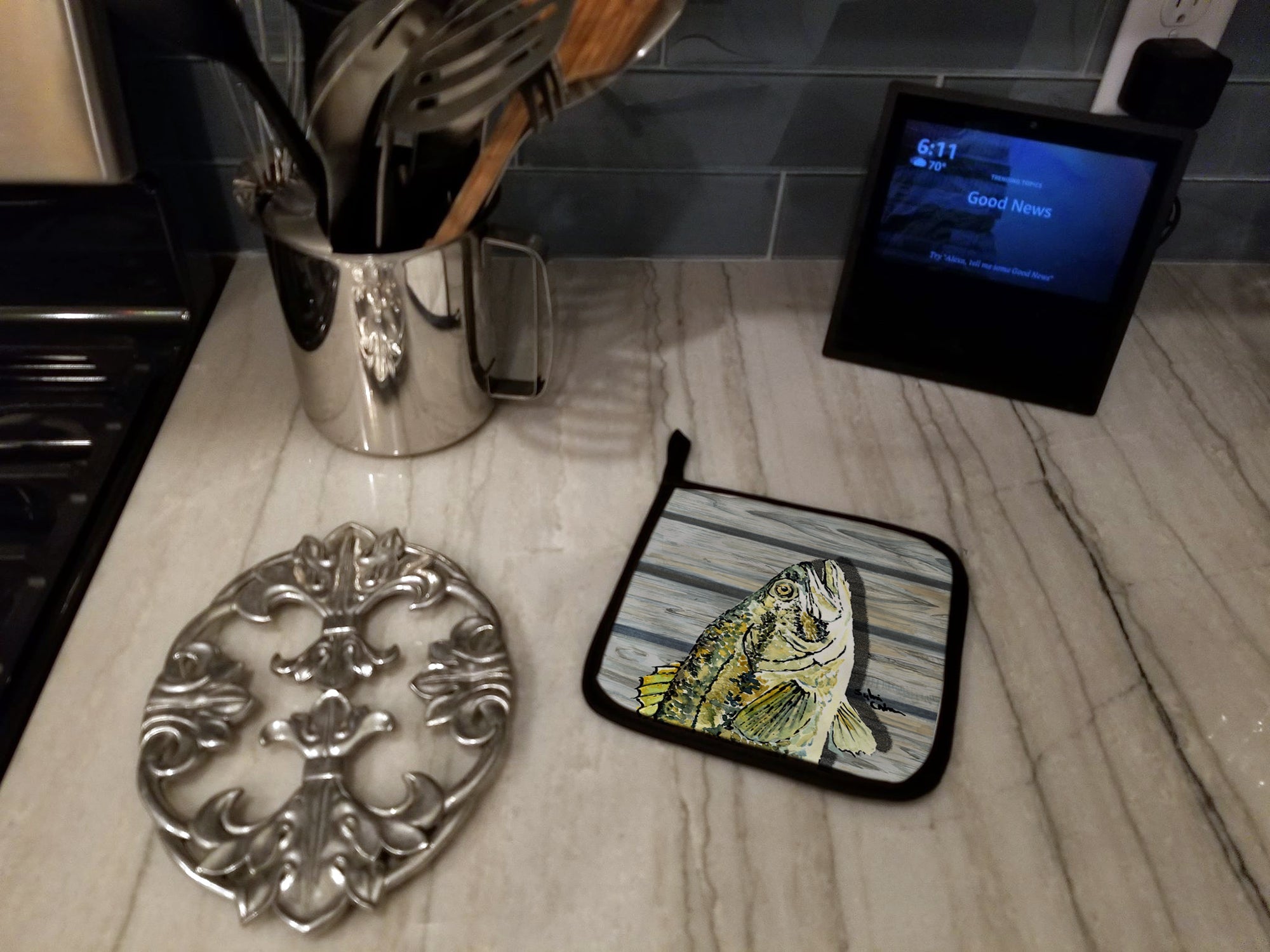 Small mouth Bass Fish on Pier Pot Holder Set of 2 Heat Resistant Quilted Hot Pads 7.5 x 7.5 Inch, Insulated Kitchen Trivets for Cooking & Baking