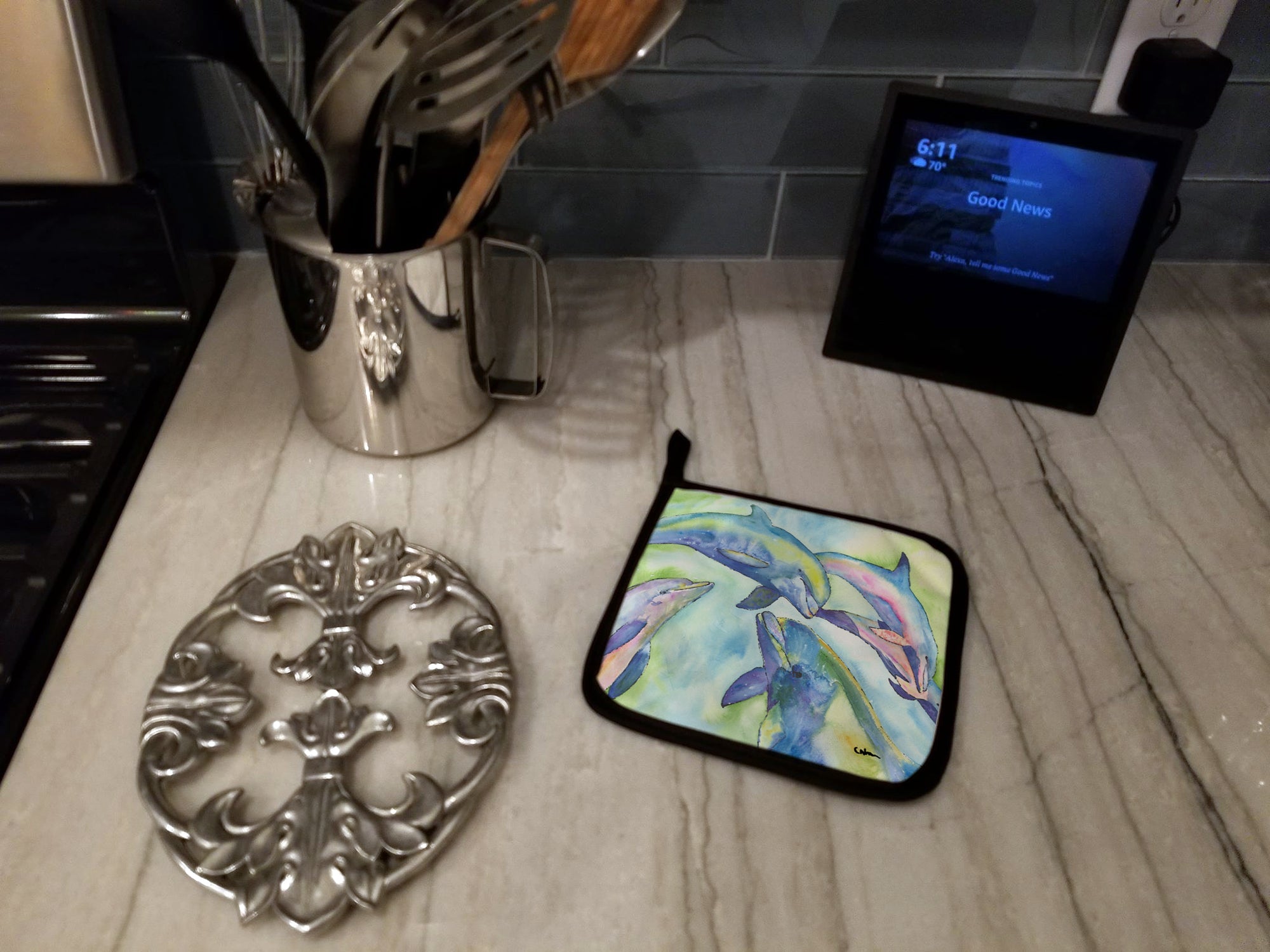Dolphin Pot Holder Set of 2 Heat Resistant Quilted Hot Pads 7.5 x 7.5 Inch, Insulated Kitchen Trivets for Cooking & Baking