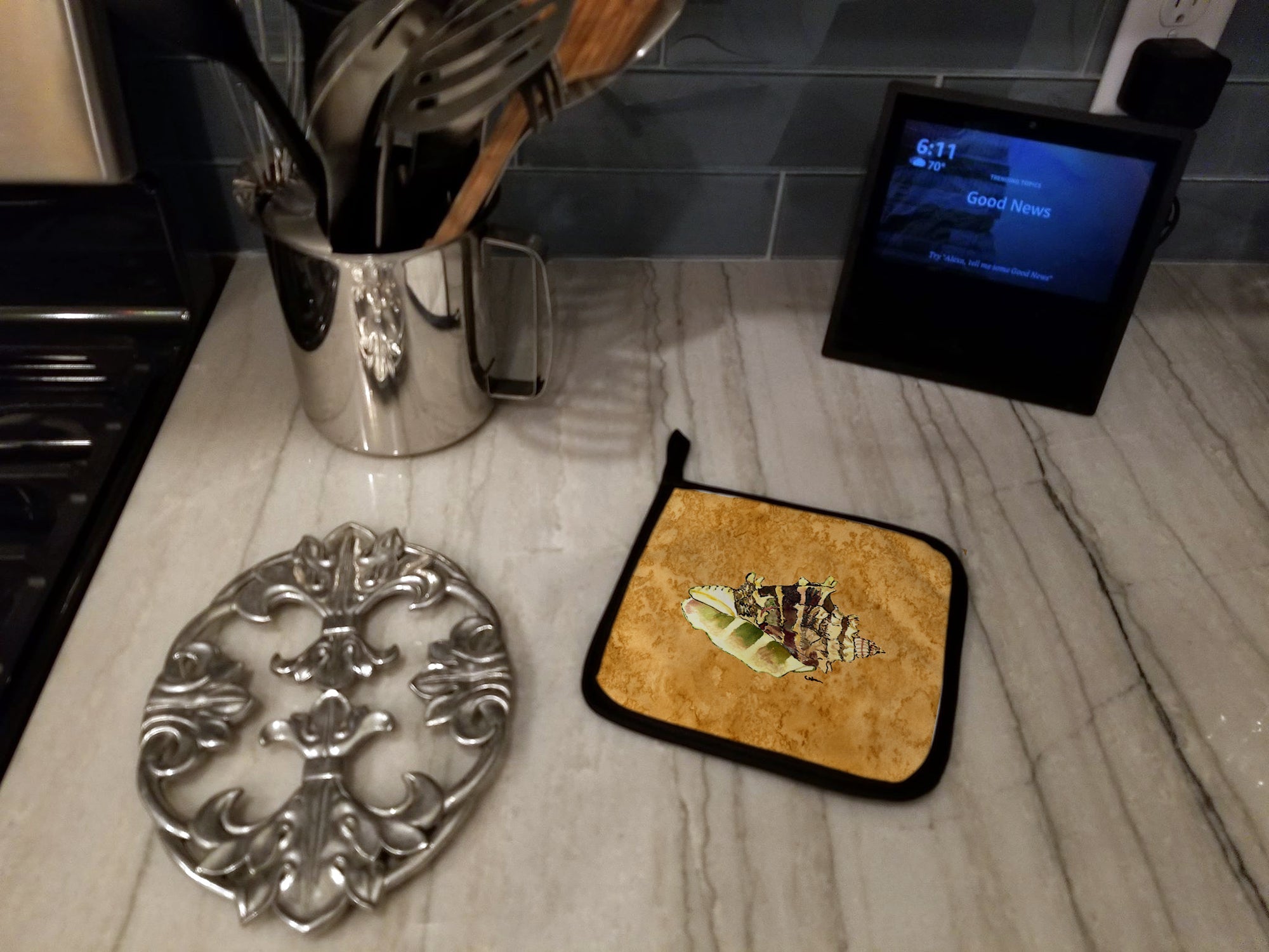 Shell Pot Holder Set of 2 Heat Resistant Quilted Hot Pads 7.5 x 7.5 Inch, Insulated Kitchen Trivets for Cooking & Baking
