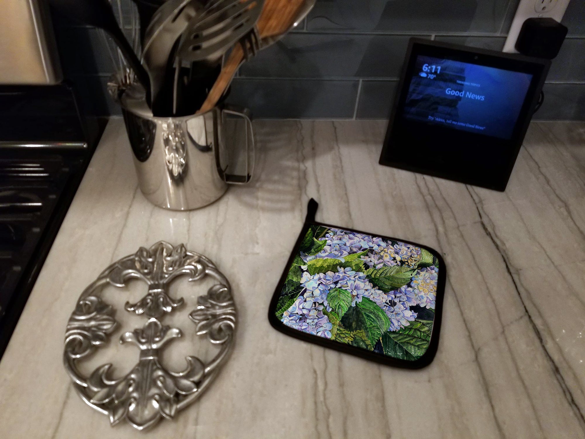 Hydrangea Pot Holder Set of 2 Heat Resistant Quilted Hot Pads 7.5 x 7.5 Inch, Insulated Kitchen Trivets for Cooking & Baking