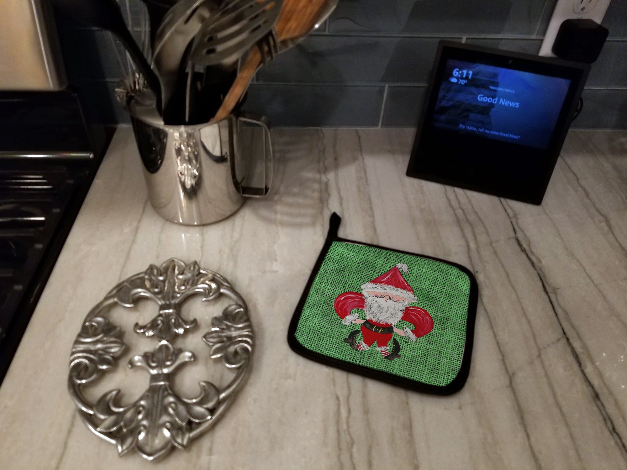 Christmas Santa Fleur de lis on Faux Burlap Pot Holder Set of 2 Heat Resistant Quilted Hot Pads 7.5 x 7.5 Inch, Insulated Kitchen Trivets for Cooking & Baking