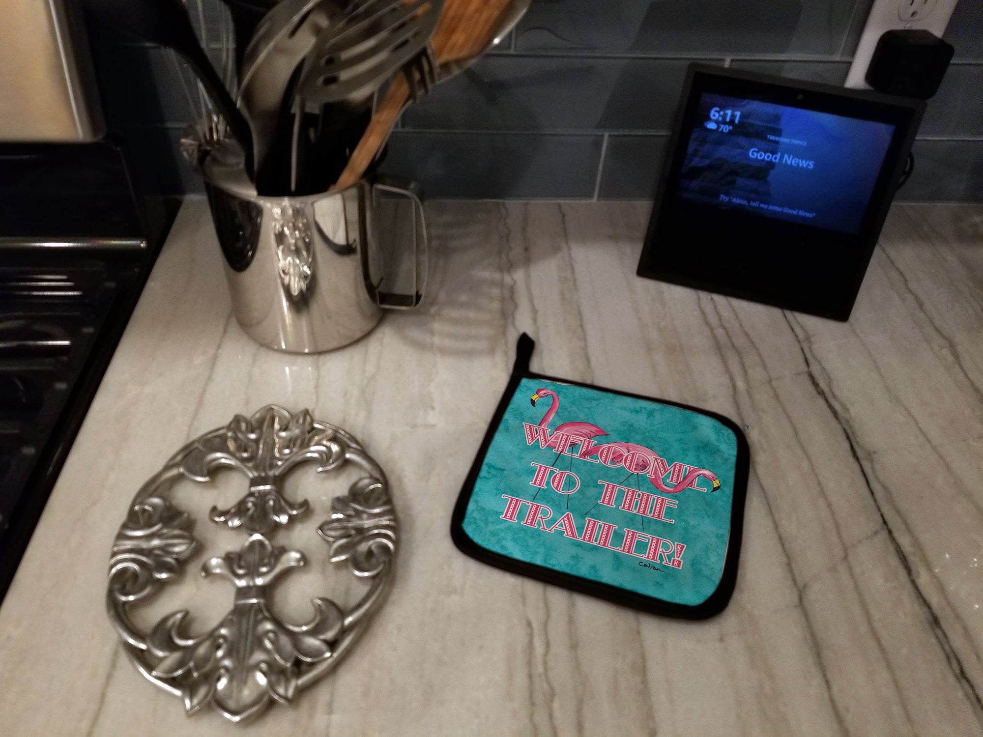Welcome to the Trailer with Flamingos Pot Holder Set of 2 Heat Resistant Quilted Hot Pads 7.5 x 7.5 Inch, Insulated Kitchen Trivets for Cooking & Baking