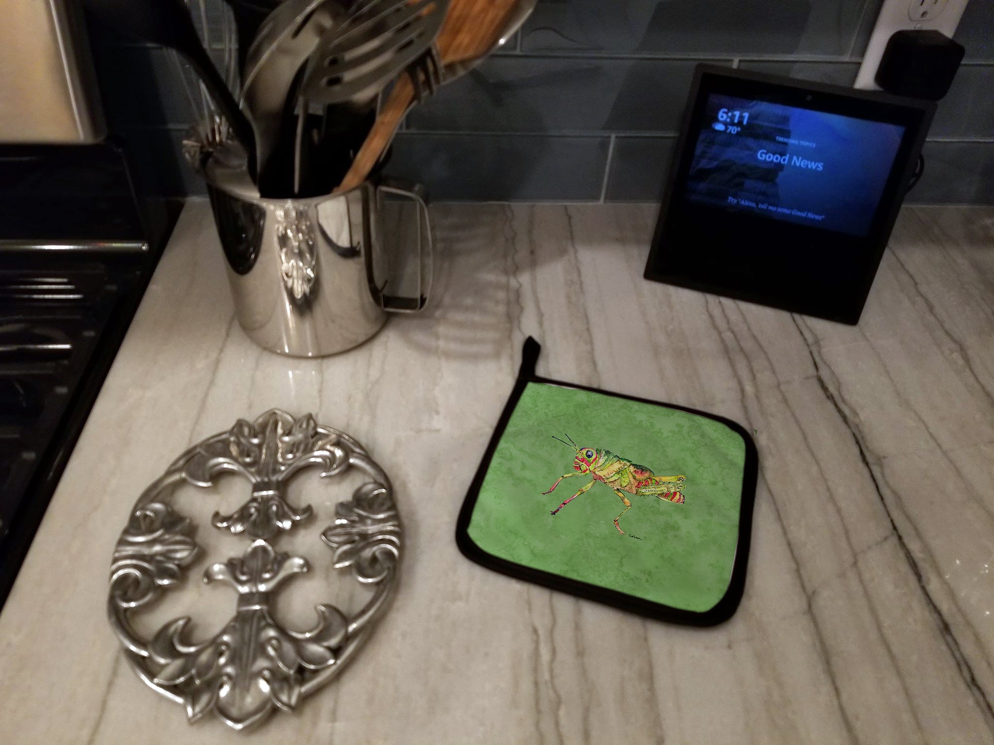 Grasshopper on Avacado Pot Holder Set of 2 Heat Resistant Quilted Hot Pads 7.5 x 7.5 Inch, Insulated Kitchen Trivets for Cooking & Baking