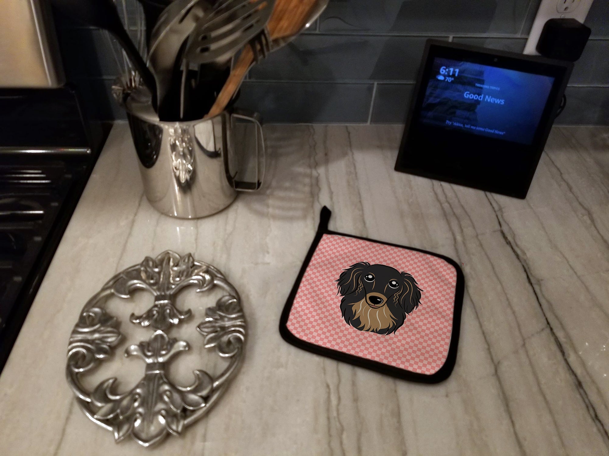 Checkerboard Pink Longhair Black and Tan Dachshund Pot Holder Set of 2 Heat Resistant Quilted Hot Pads 7.5 x 7.5 Inch, Insulated Kitchen Trivets for Cooking & Baking