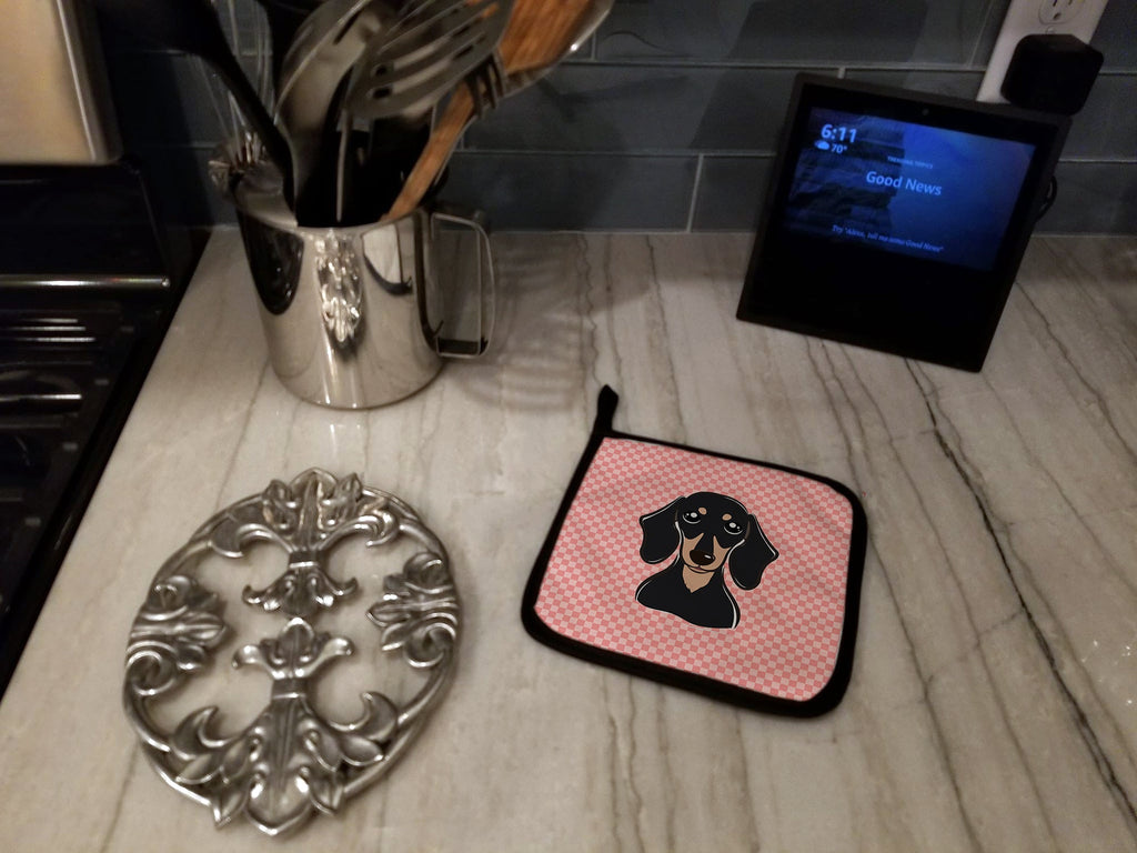 Checkerboard Pink Smooth Black and Tan Dachshund Pot Holder Set of 2 Heat Resistant Quilted Hot Pads 7.5 x 7.5 Inch, Insulated Kitchen Trivets for Cooking & Baking