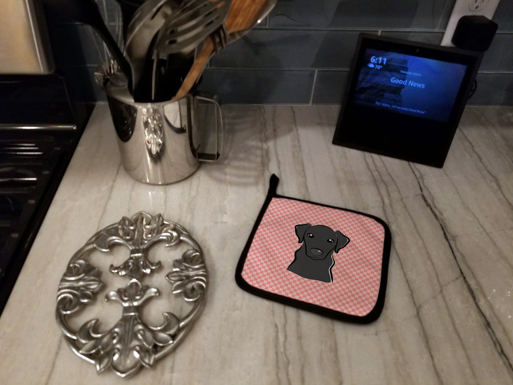 Checkerboard Pink Black Labrador Pot Holder Set of 2 Heat Resistant Quilted Hot Pads 7.5 x 7.5 Inch, Insulated Kitchen Trivets for Cooking & Baking