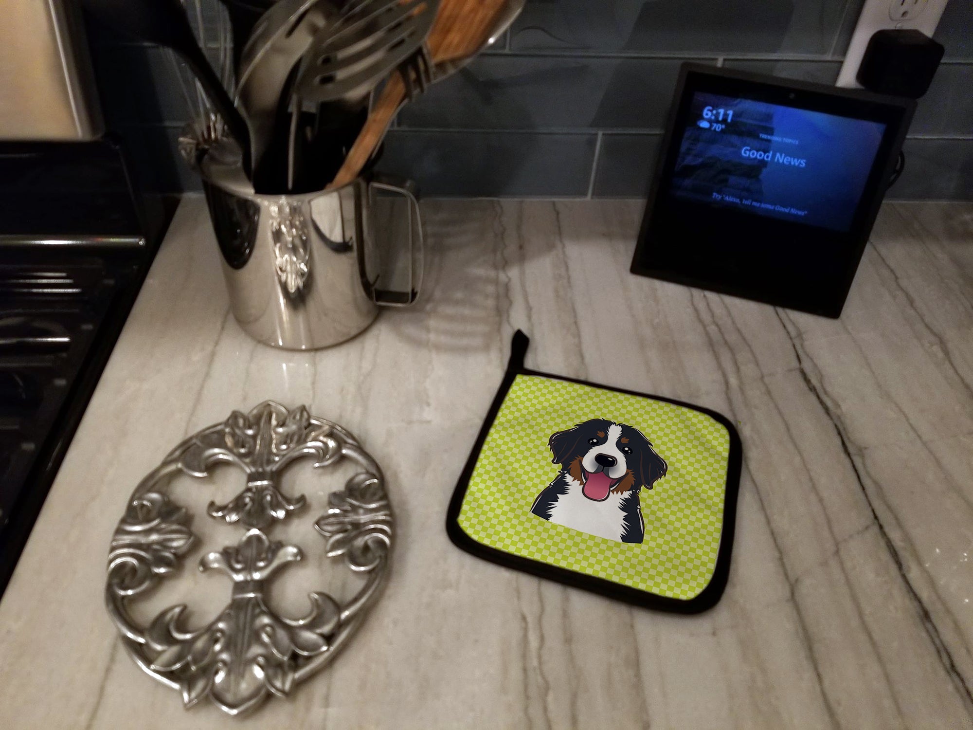 Checkerboard Lime Green Bernese Mountain Dog Pot Holder Set of 2 Heat Resistant Quilted Hot Pads 7.5 x 7.5 Inch, Insulated Kitchen Trivets for Cooking & Baking
