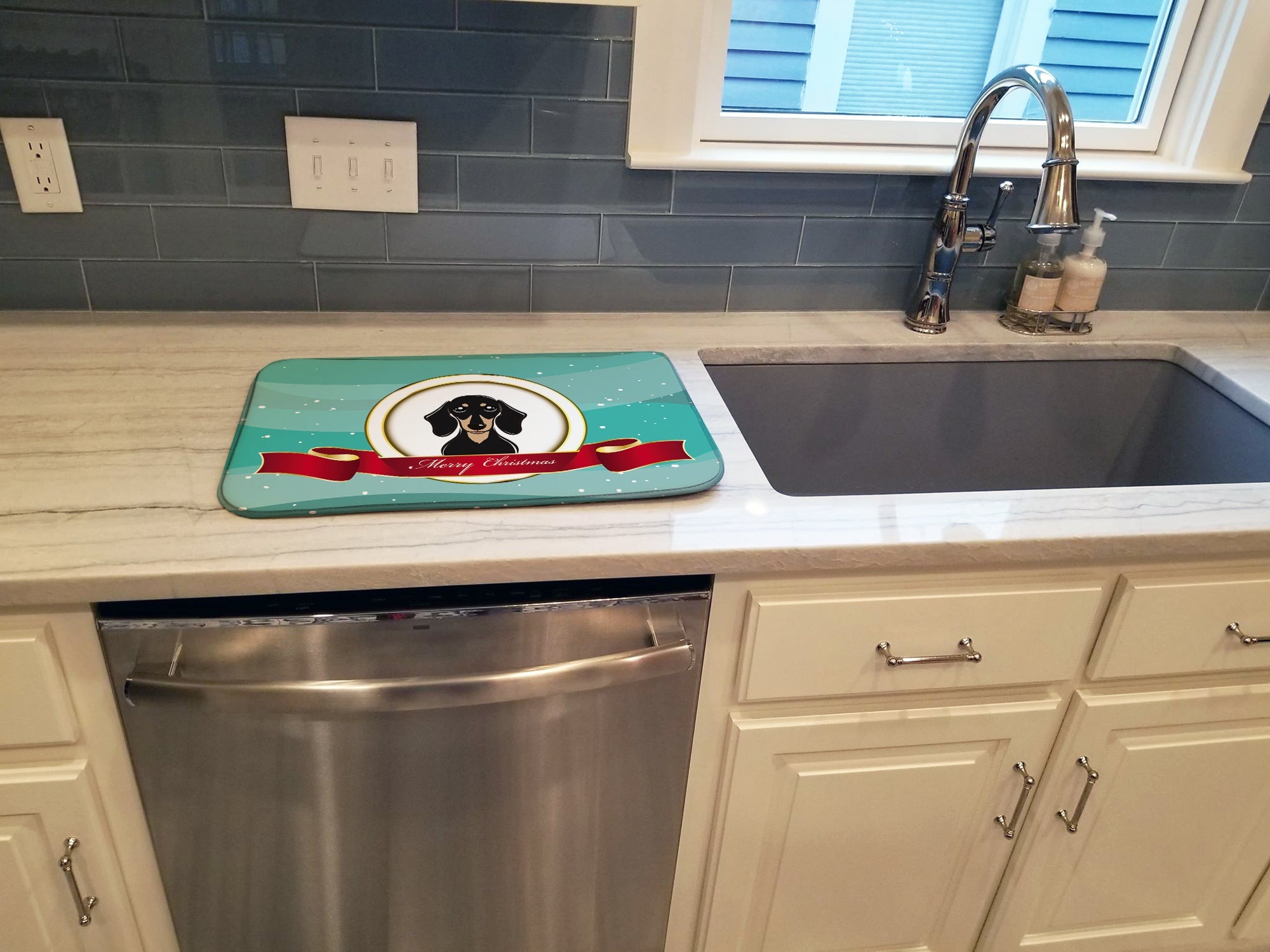 Smooth Black and Tan Dachshund Merry Christmas Dish Drying Mat Absorbent Dish Drying Mat Pad for Kitchen Counter Dish Drainer Mat for Countertop, 14 x 21", Multicolor