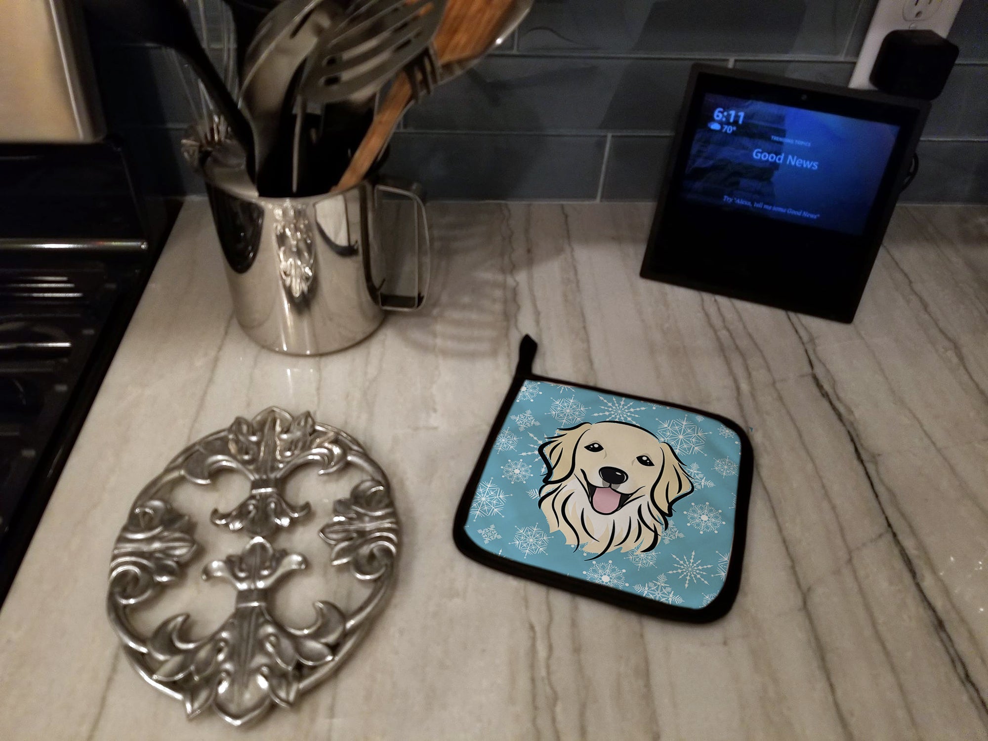 Snowflake Golden Retriever Pot Holder Set of 2 Heat Resistant Quilted Hot Pads 7.5 x 7.5 Inch, Insulated Kitchen Trivets for Cooking & Baking