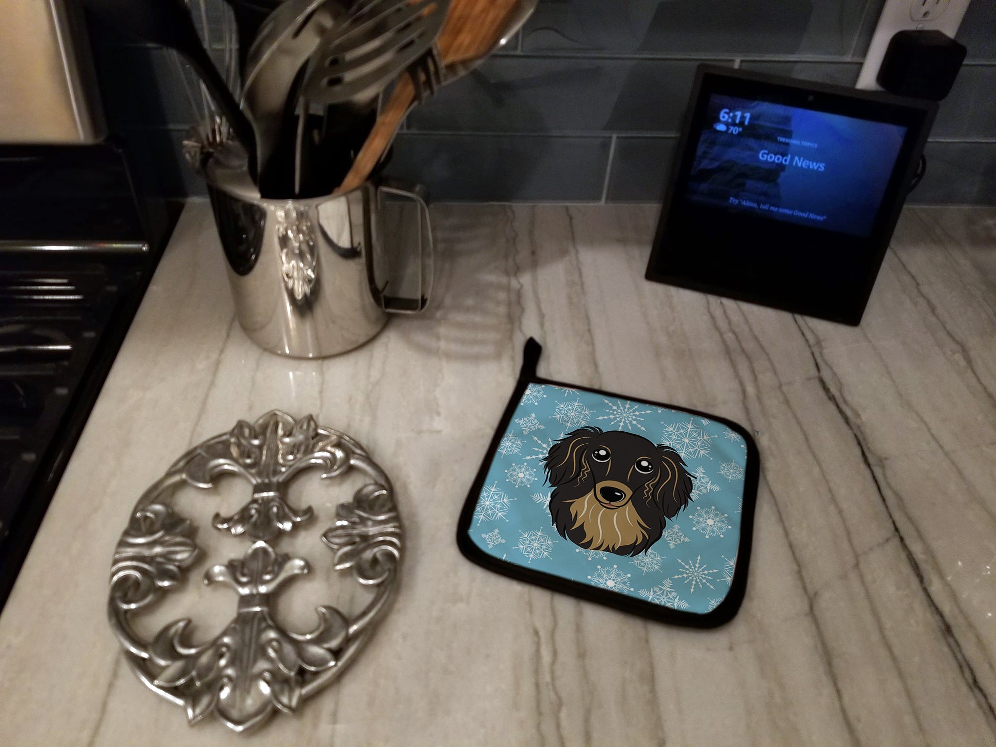 Snowflake Longhair Black and Tan Dachshund Pot Holder Set of 2 Heat Resistant Quilted Hot Pads 7.5 x 7.5 Inch, Insulated Kitchen Trivets for Cooking & Baking