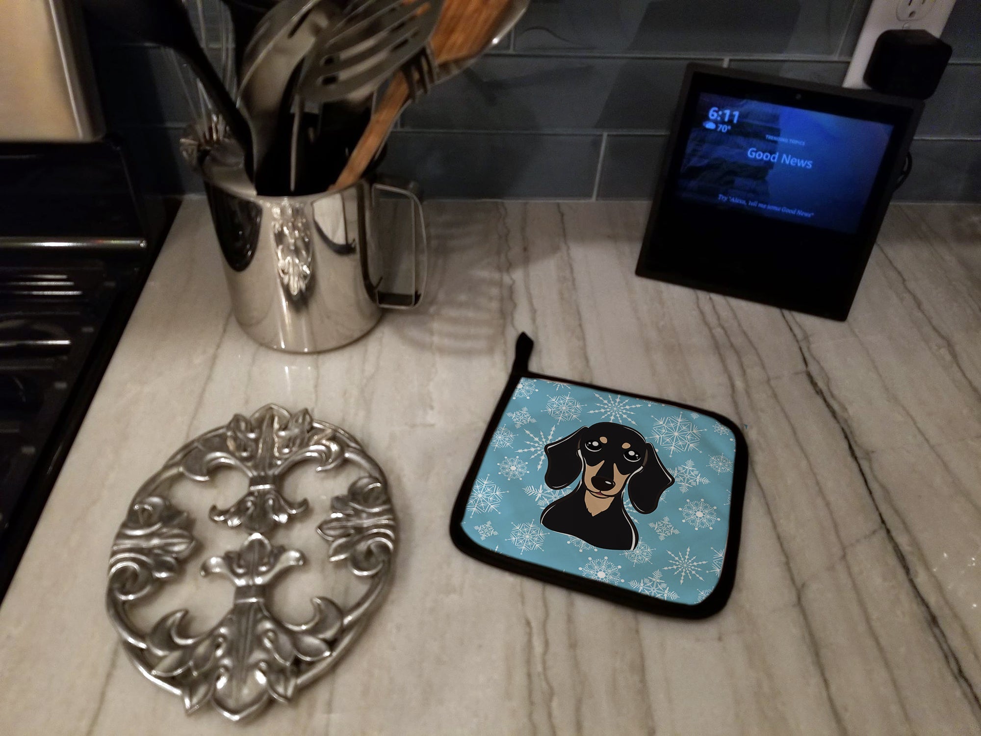 Snowflake Smooth Black and Tan Dachshund Pot Holder Set of 2 Heat Resistant Quilted Hot Pads 7.5 x 7.5 Inch, Insulated Kitchen Trivets for Cooking & Baking