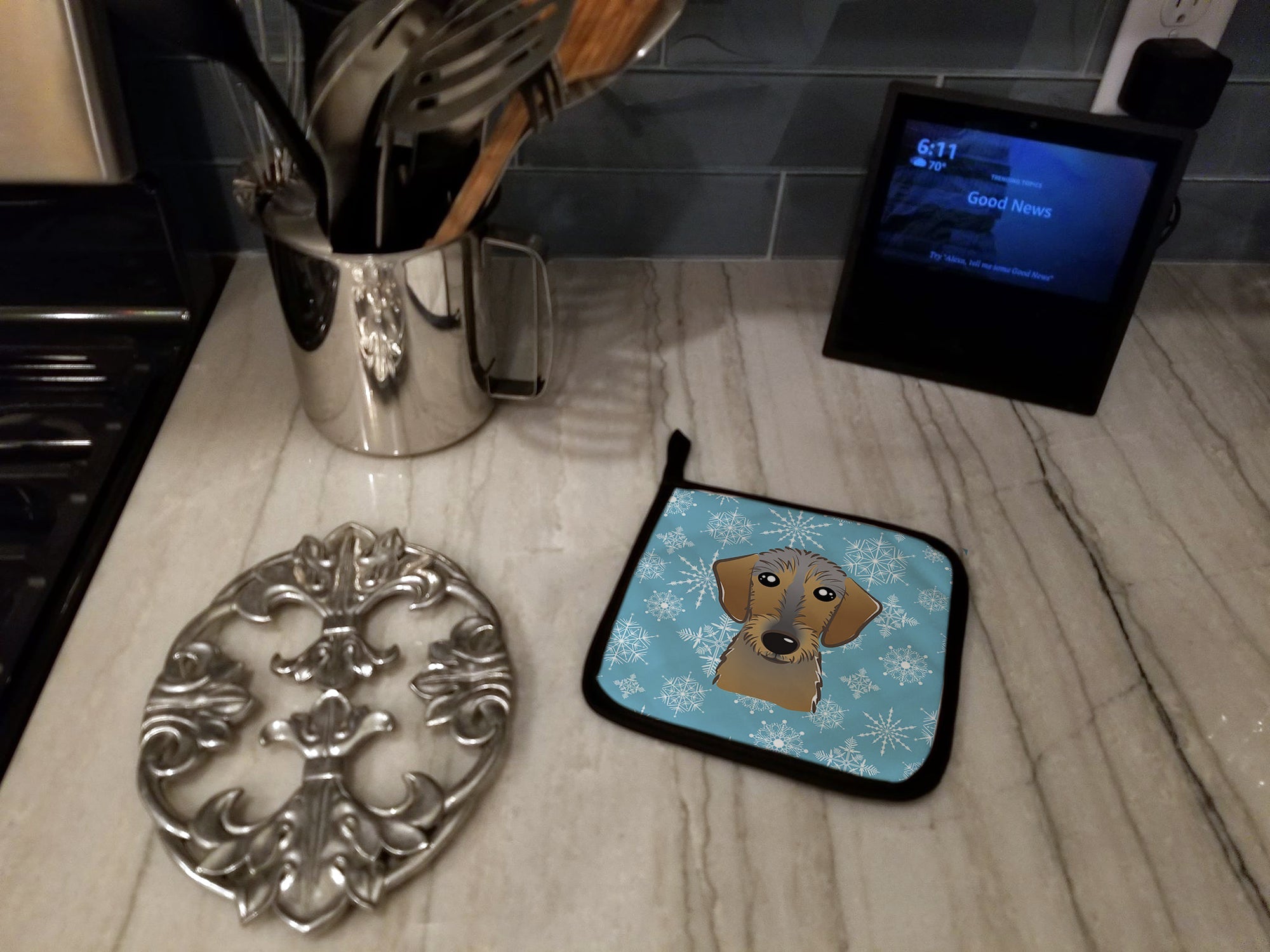 Snowflake Wirehaired Dachshund Pot Holder Set of 2 Heat Resistant Quilted Hot Pads 7.5 x 7.5 Inch, Insulated Kitchen Trivets for Cooking & Baking