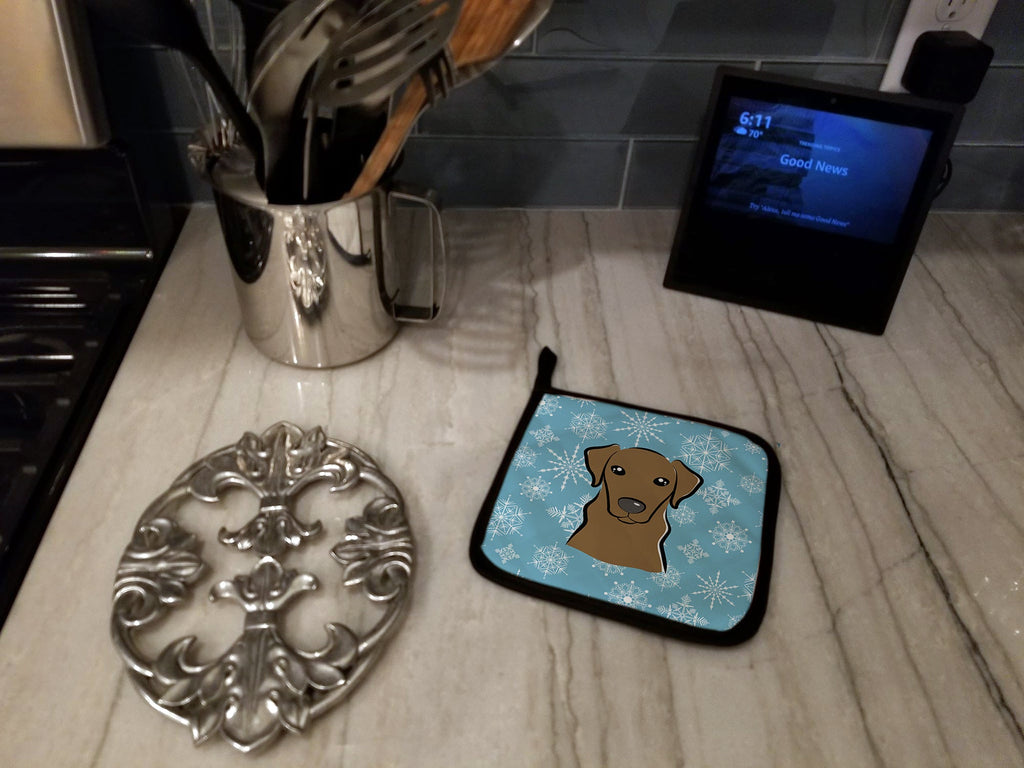 Snowflake Chocolate Labrador Pot Holder Set of 2 Heat Resistant Quilted Hot Pads 7.5 x 7.5 Inch, Insulated Kitchen Trivets for Cooking & Baking