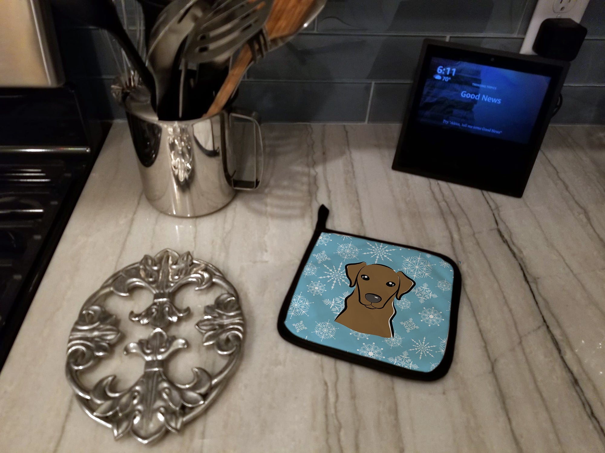 Snowflake Chocolate Labrador Pot Holder Set of 2 Heat Resistant Quilted Hot Pads 7.5 x 7.5 Inch, Insulated Kitchen Trivets for Cooking & Baking