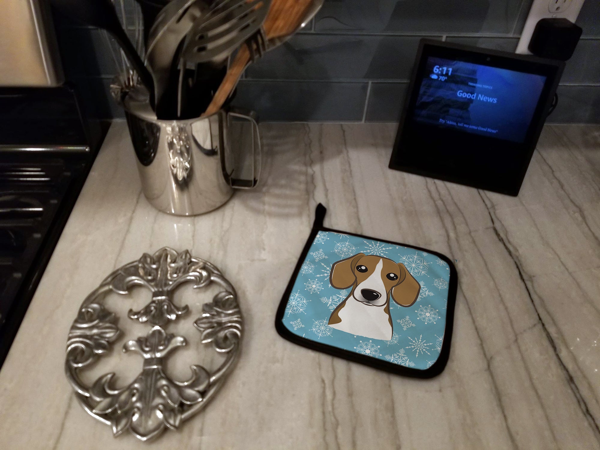 Snowflake Beagle Pot Holder Set of 2 Heat Resistant Quilted Hot Pads 7.5 x 7.5 Inch, Insulated Kitchen Trivets for Cooking & Baking