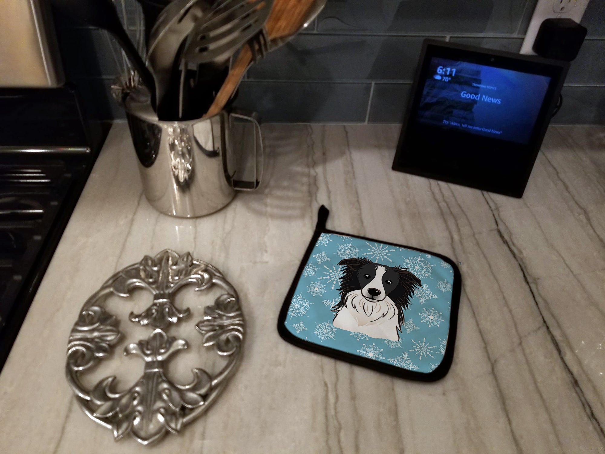 Snowflake Border Collie Pot Holder Set of 2 Heat Resistant Quilted Hot Pads 7.5 x 7.5 Inch, Insulated Kitchen Trivets for Cooking & Baking