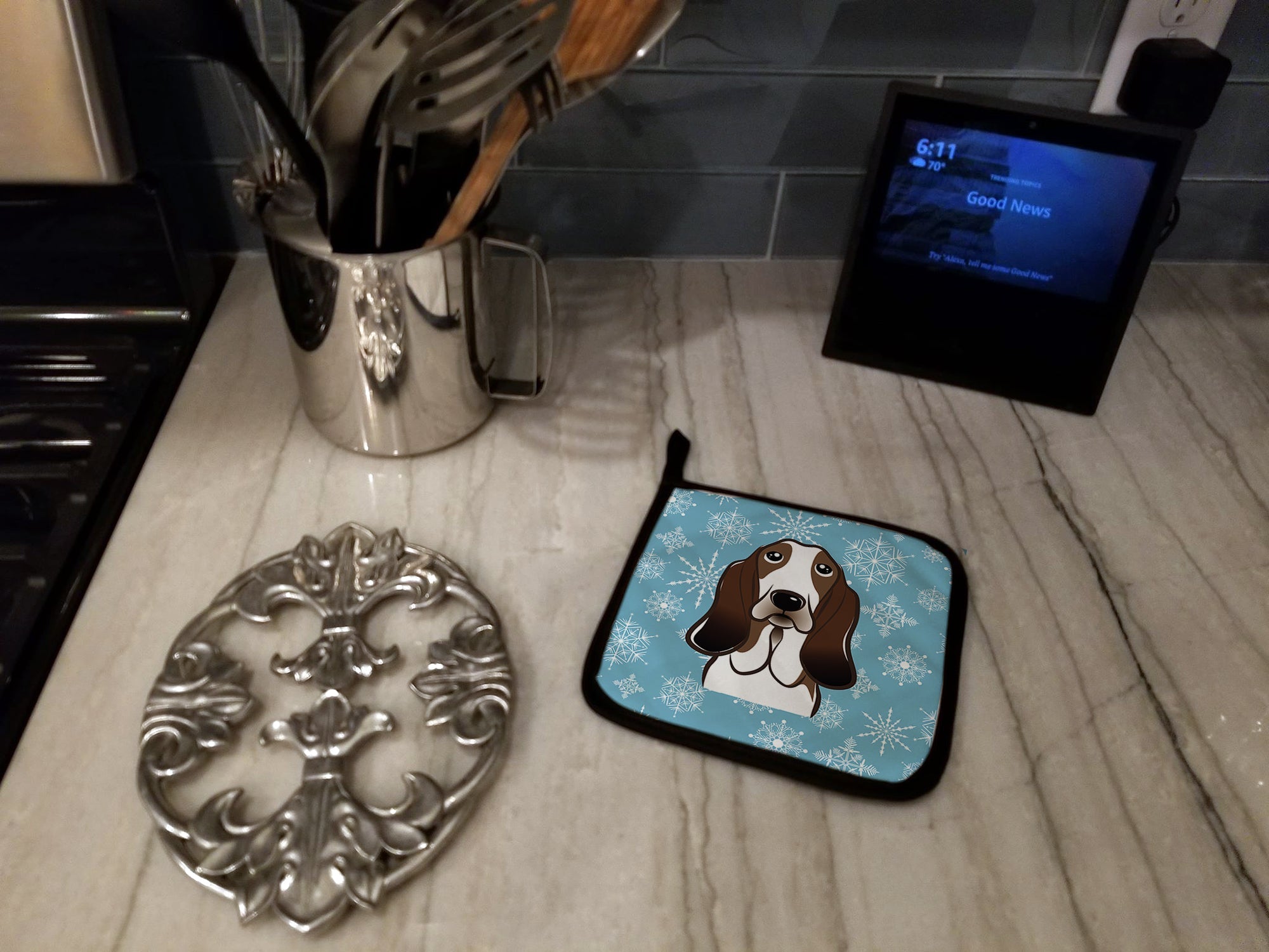 Snowflake Basset Hound Pot Holder Set of 2 Heat Resistant Quilted Hot Pads 7.5 x 7.5 Inch, Insulated Kitchen Trivets for Cooking & Baking
