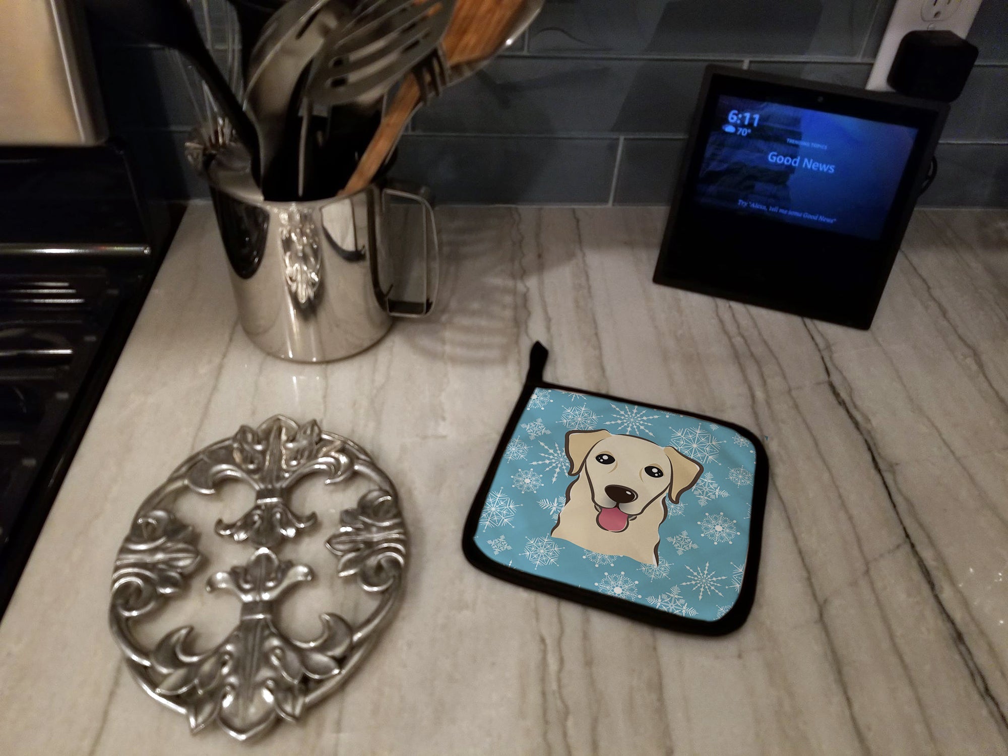Snowflake Golden Retriever Pot Holder Set of 2 Heat Resistant Quilted Hot Pads 7.5 x 7.5 Inch, Insulated Kitchen Trivets for Cooking & Baking