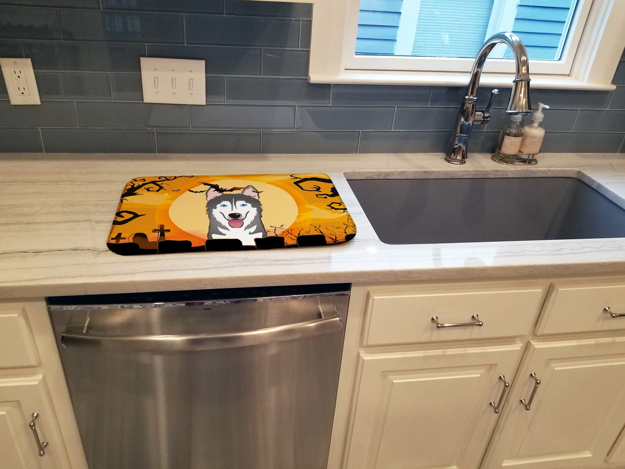 Halloween Alaskan Malamute Dish Drying Mat Absorbent Dish Drying Mat Pad for Kitchen Counter Dish Drainer Mat for Countertop, 14 x 21", Multicolor