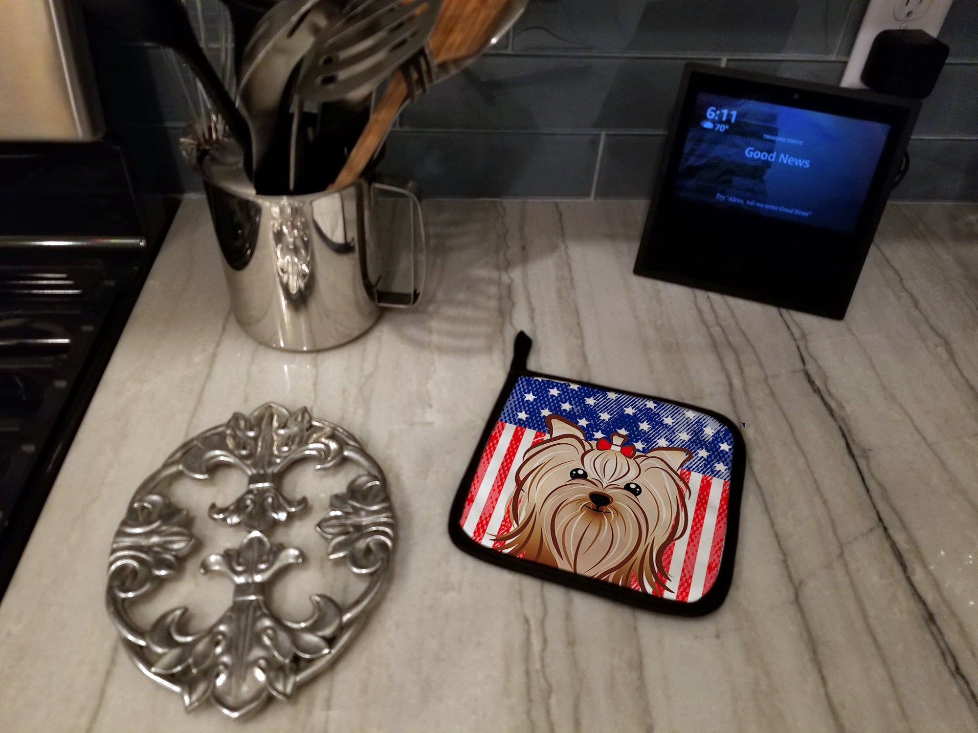 American Flag and Yorkie Yorkishire Terrier Pot Holder Set of 2 Heat Resistant Quilted Hot Pads 7.5 x 7.5 Inch, Insulated Kitchen Trivets for Cooking & Baking