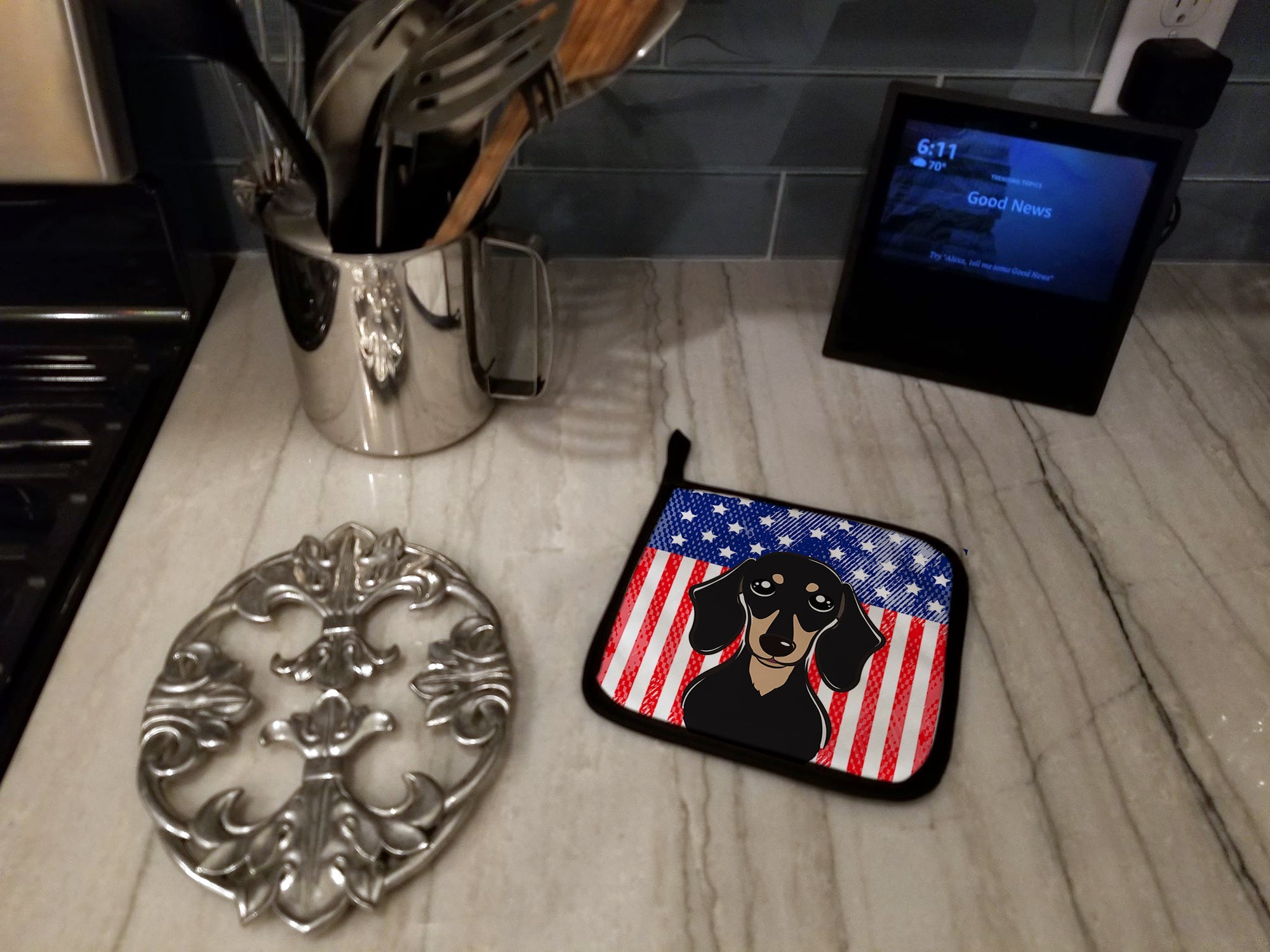 American Flag and Smooth Black and Tan Dachshund Pot Holder Set of 2 Heat Resistant Quilted Hot Pads 7.5 x 7.5 Inch, Insulated Kitchen Trivets for Cooking & Baking
