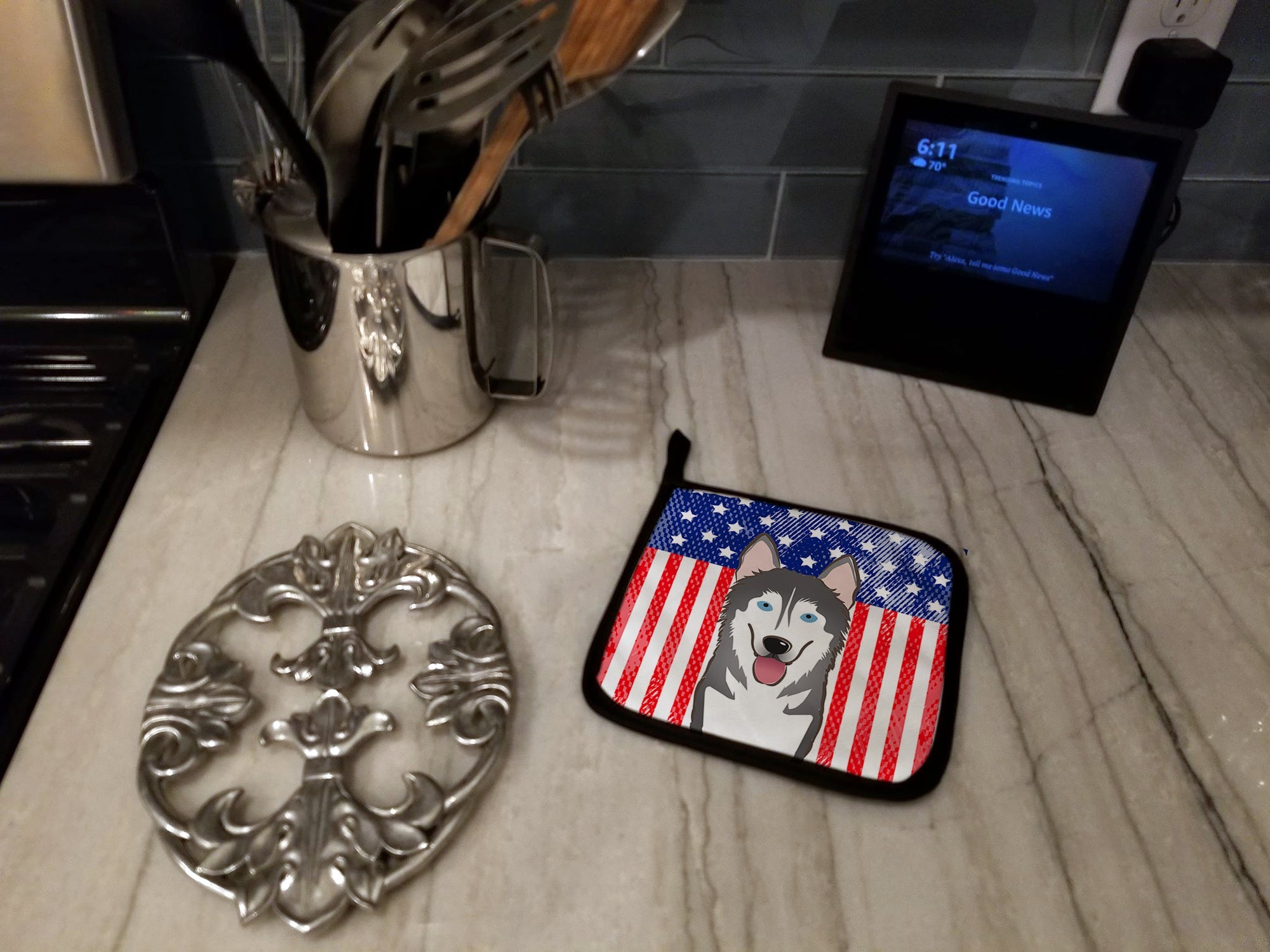 American Flag and Alaskan Malamute Pot Holder Set of 2 Heat Resistant Quilted Hot Pads 7.5 x 7.5 Inch, Insulated Kitchen Trivets for Cooking & Baking