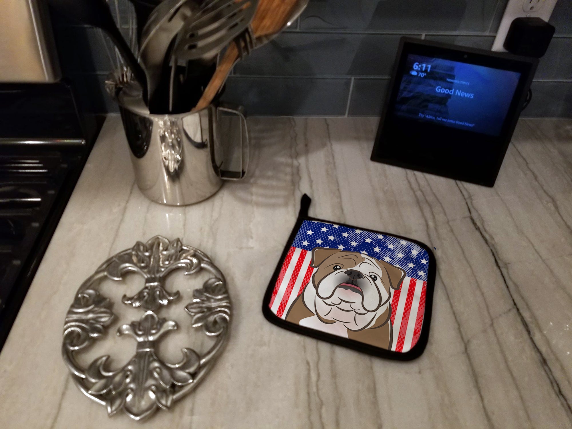 American Flag and English Bulldog  Pot Holder Set of 2 Heat Resistant Quilted Hot Pads 7.5 x 7.5 Inch, Insulated Kitchen Trivets for Cooking & Baking