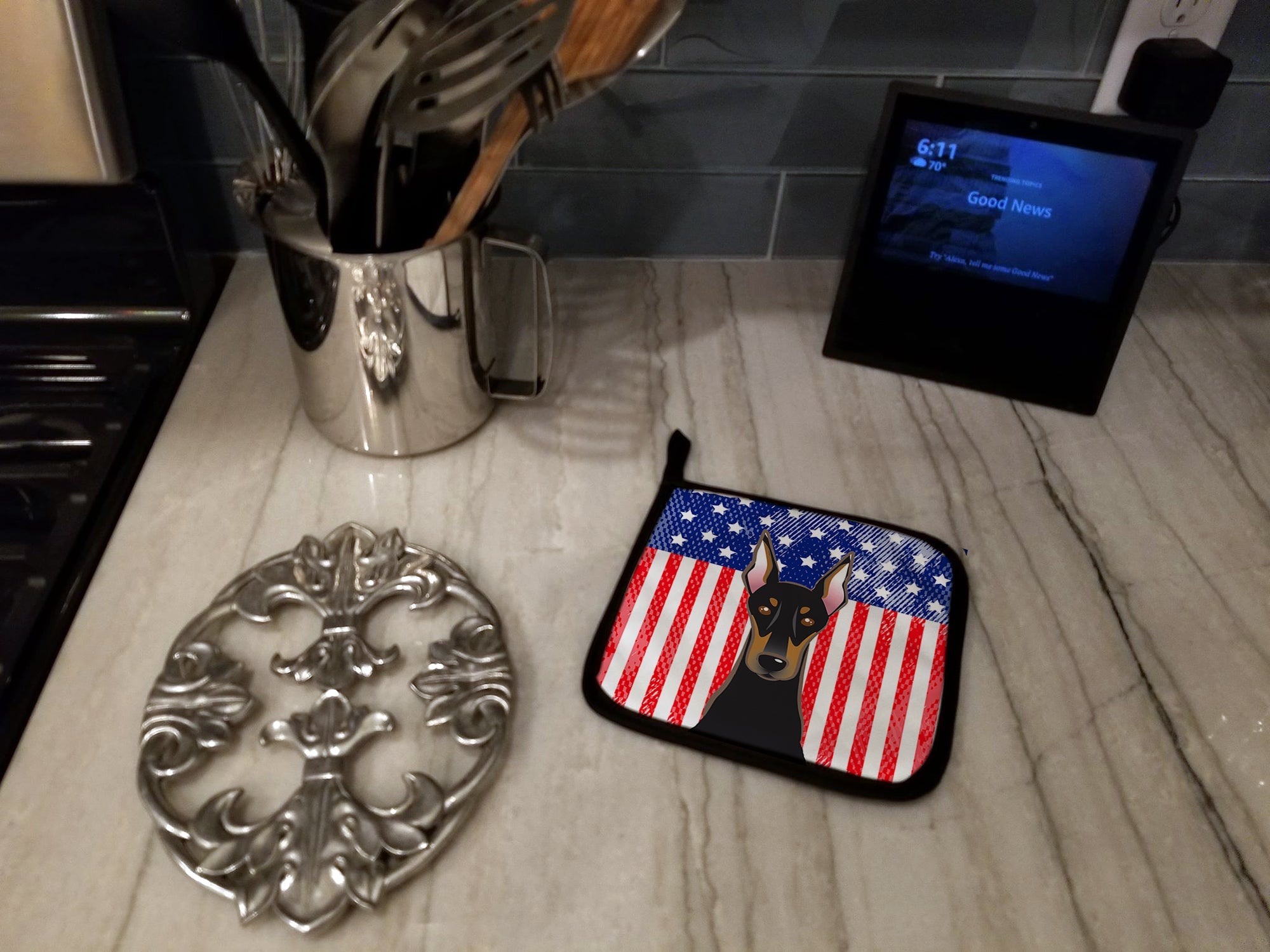 American Flag and Doberman Pot Holder Set of 2 Heat Resistant Quilted Hot Pads 7.5 x 7.5 Inch, Insulated Kitchen Trivets for Cooking & Baking