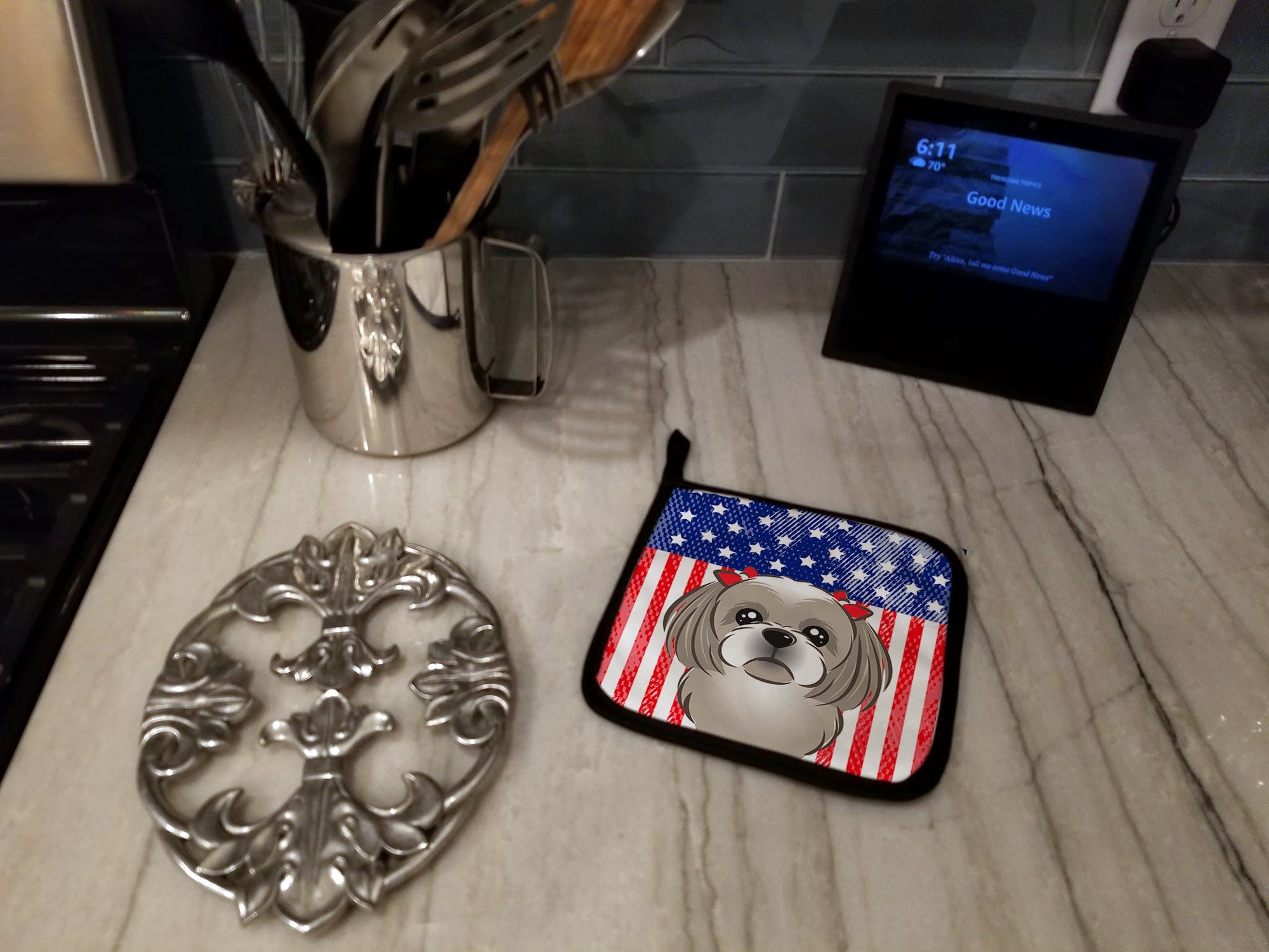 American Flag and Gray Silver Shih Tzu Pot Holder Set of 2 Heat Resistant Quilted Hot Pads 7.5 x 7.5 Inch, Insulated Kitchen Trivets for Cooking & Baking