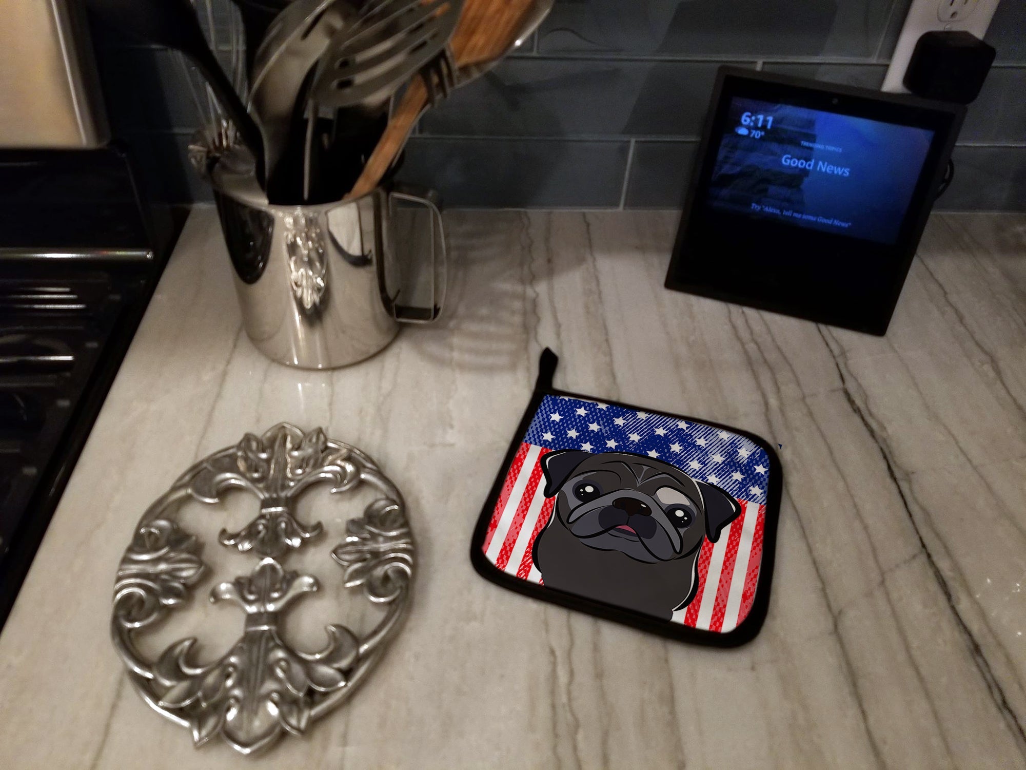 American Flag and Black Pug Pot Holder Set of 2 Heat Resistant Quilted Hot Pads 7.5 x 7.5 Inch, Insulated Kitchen Trivets for Cooking & Baking