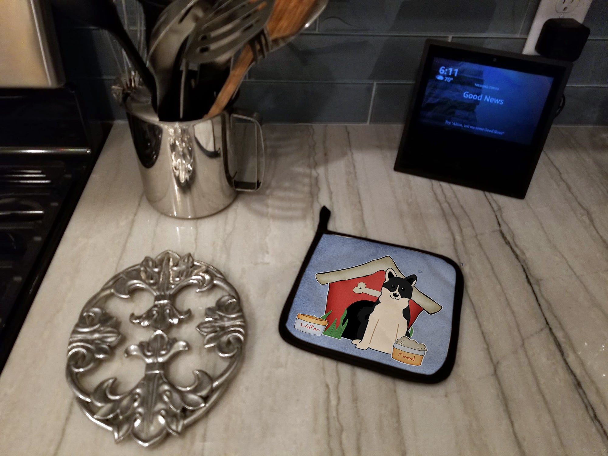 Dog House Collection Russo-European Laika Spitz Pot Holder Set of 2 Heat Resistant Quilted Hot Pads 7.5 x 7.5 Inch, Insulated Kitchen Trivets for Cooking & Baking