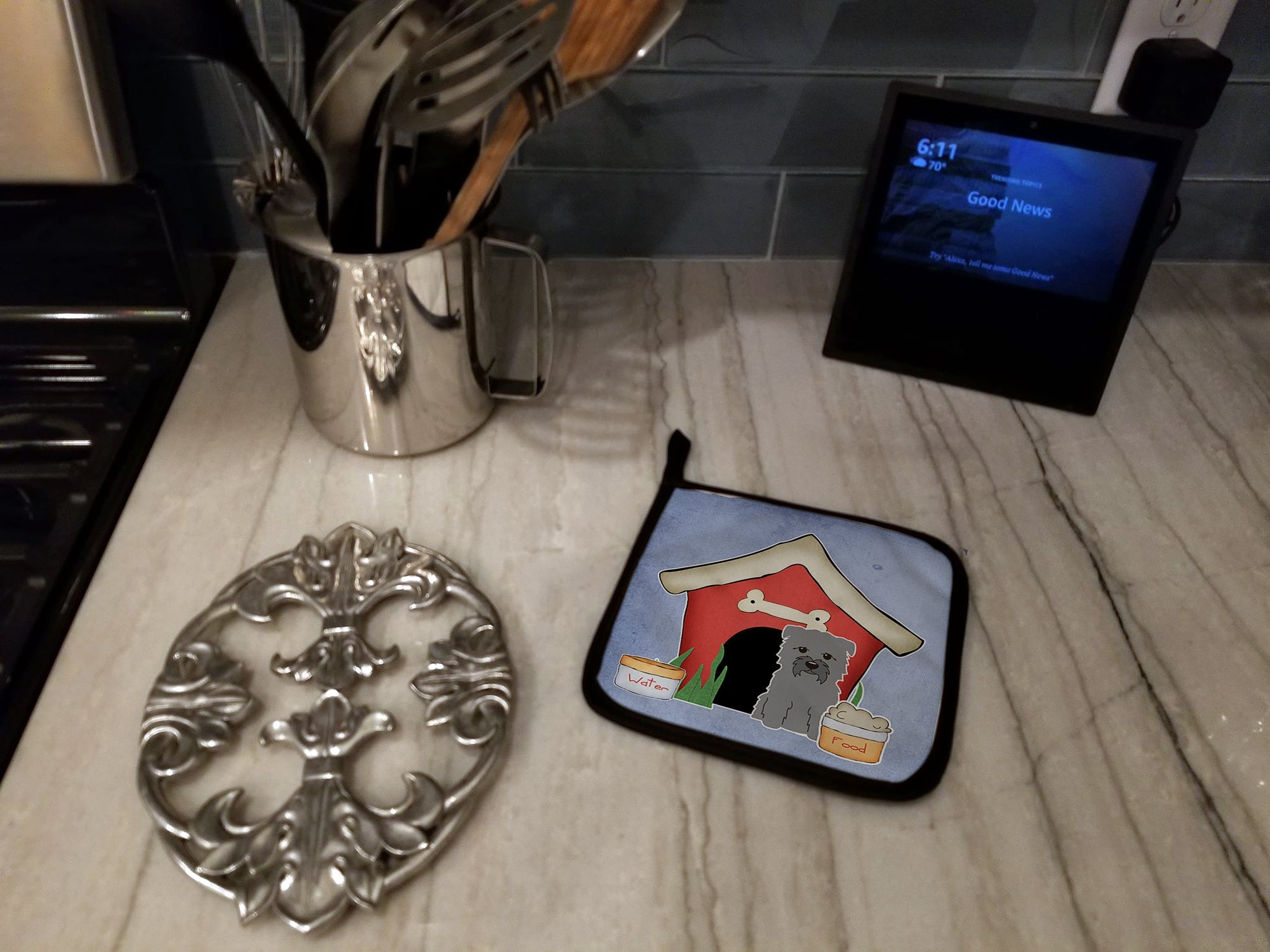Dog House Collection Glen of Imal Grey Pot Holder Set of 2 Heat Resistant Quilted Hot Pads 7.5 x 7.5 Inch, Insulated Kitchen Trivets for Cooking & Baking