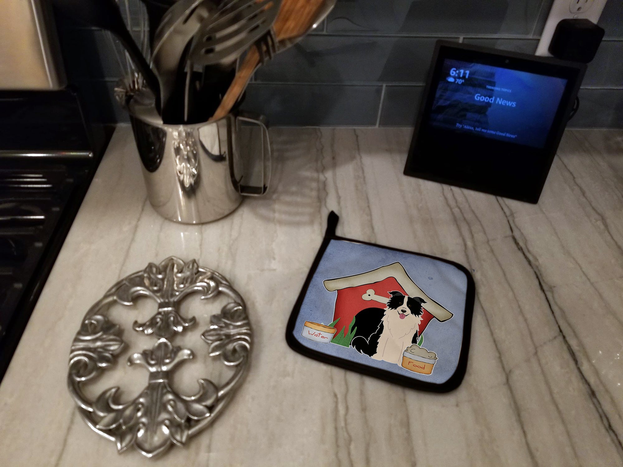 Dog House Collection Border Collie Black White Pot Holder Set of 2 Heat Resistant Quilted Hot Pads 7.5 x 7.5 Inch, Insulated Kitchen Trivets for Cooking & Baking