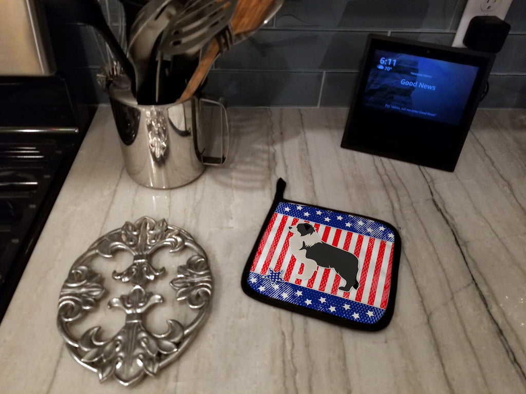 USA Patriotic Black Border Collie Pot Holder Set of 2 Heat Resistant Quilted Hot Pads 7.5 x 7.5 Inch, Insulated Kitchen Trivets for Cooking & Baking