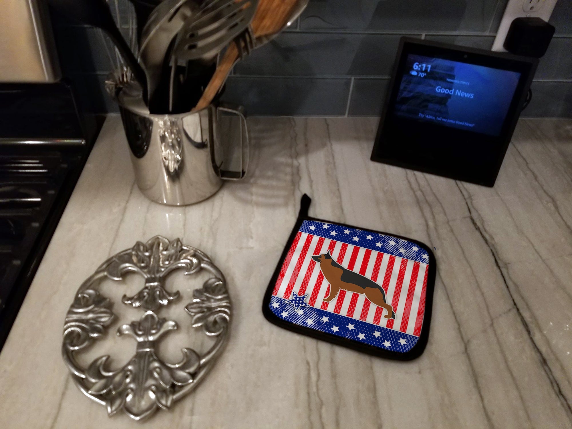 USA Patriotic German Shepherd Pot Holder Set of 2 Heat Resistant Quilted Hot Pads 7.5 x 7.5 Inch, Insulated Kitchen Trivets for Cooking & Baking