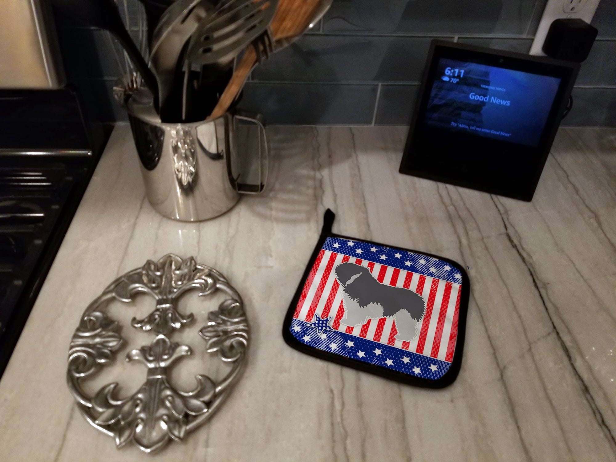 USA Patriotic Polish Lowland Sheepdog Dog Pot Holder Set of 2 Heat Resistant Quilted Hot Pads 7.5 x 7.5 Inch, Insulated Kitchen Trivets for Cooking & Baking