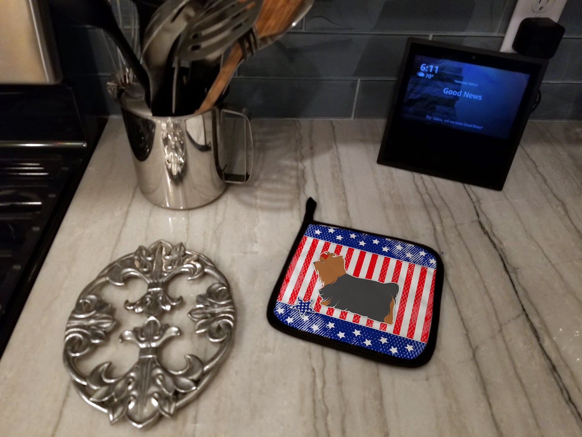 USA Patriotic Yorkshire Terrier Yorkie Pot Holder Set of 2 Heat Resistant Quilted Hot Pads 7.5 x 7.5 Inch, Insulated Kitchen Trivets for Cooking & Baking
