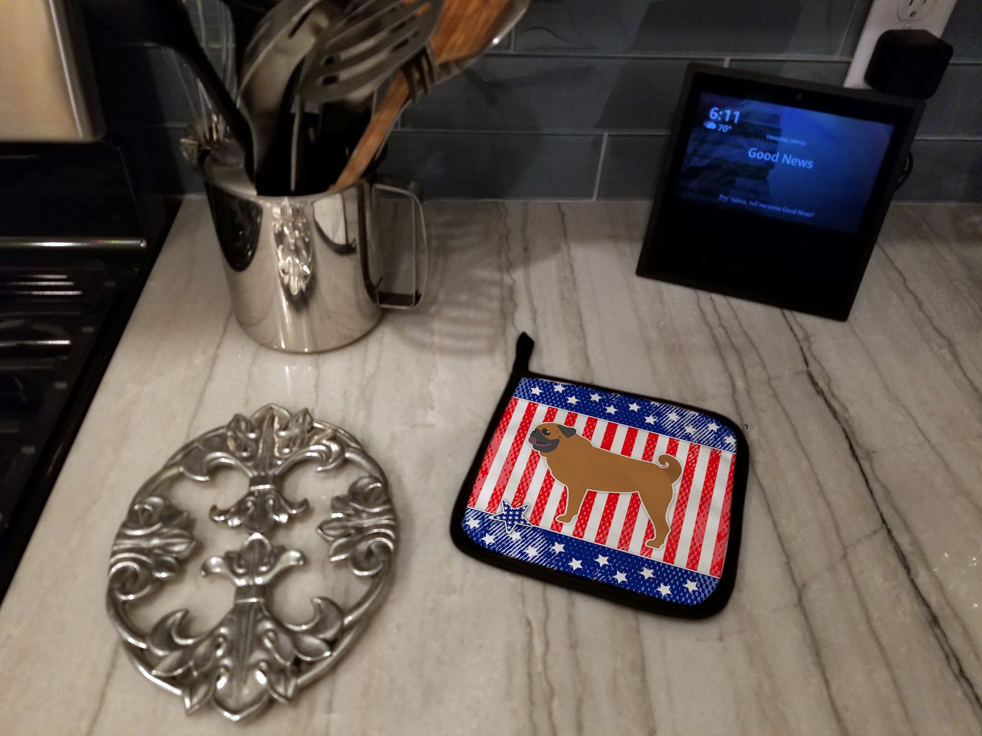 USA Patriotic Pug Pot Holder Set of 2 Heat Resistant Quilted Hot Pads 7.5 x 7.5 Inch, Insulated Kitchen Trivets for Cooking & Baking