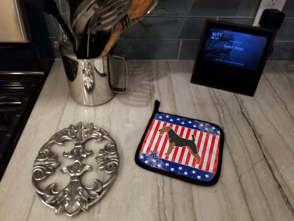 USA Patriotic Airedale Terrier Pot Holder Set of 2 Heat Resistant Quilted Hot Pads 7.5 x 7.5 Inch, Insulated Kitchen Trivets for Cooking & Baking