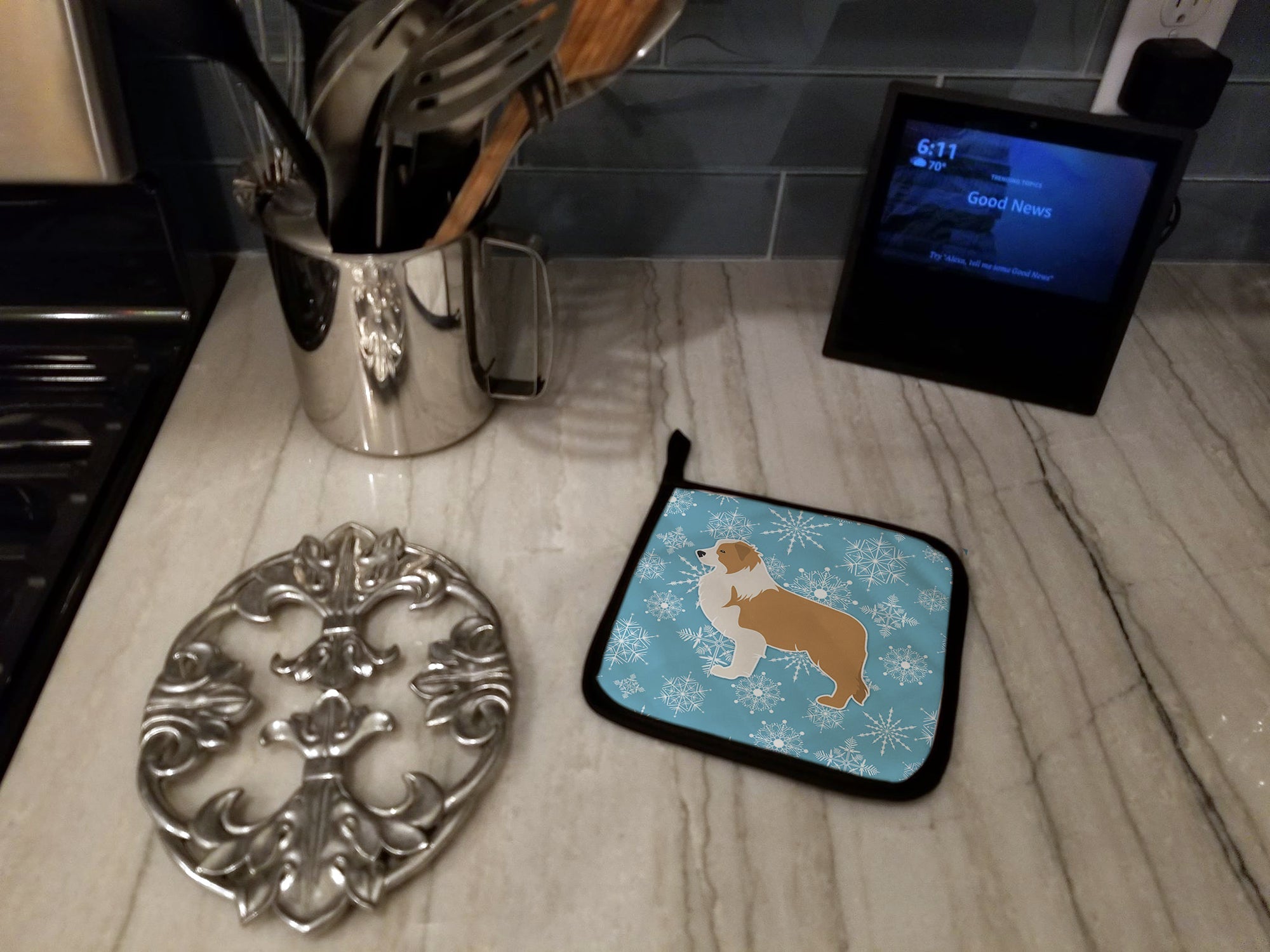 Winter Snowflake Red Border Collie Pot Holder Set of 2 Heat Resistant Quilted Hot Pads 7.5 x 7.5 Inch, Insulated Kitchen Trivets for Cooking & Baking