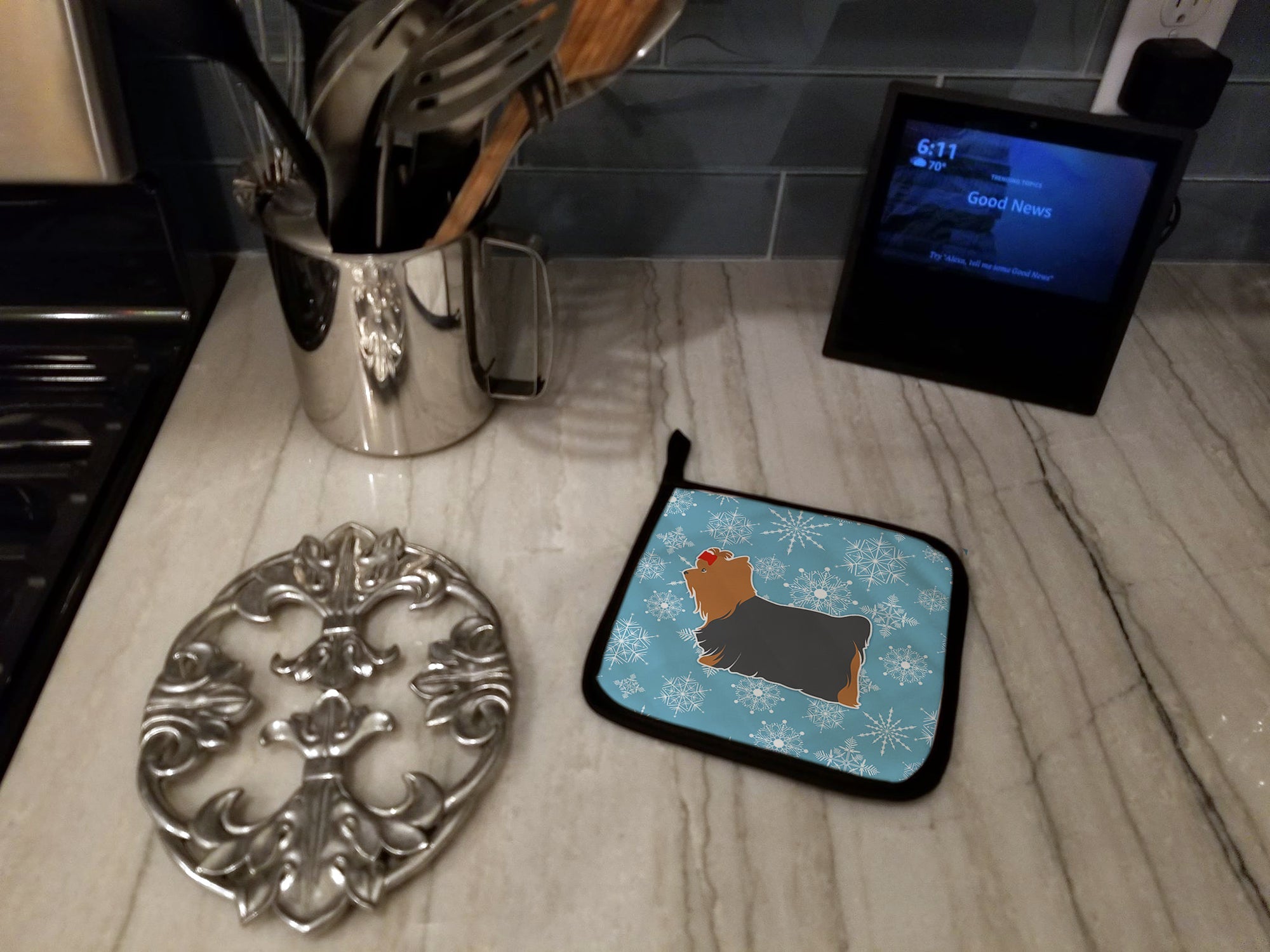 Winter Snowflake Yorkshire Terrier Yorkie Pot Holder Set of 2 Heat Resistant Quilted Hot Pads 7.5 x 7.5 Inch, Insulated Kitchen Trivets for Cooking & Baking