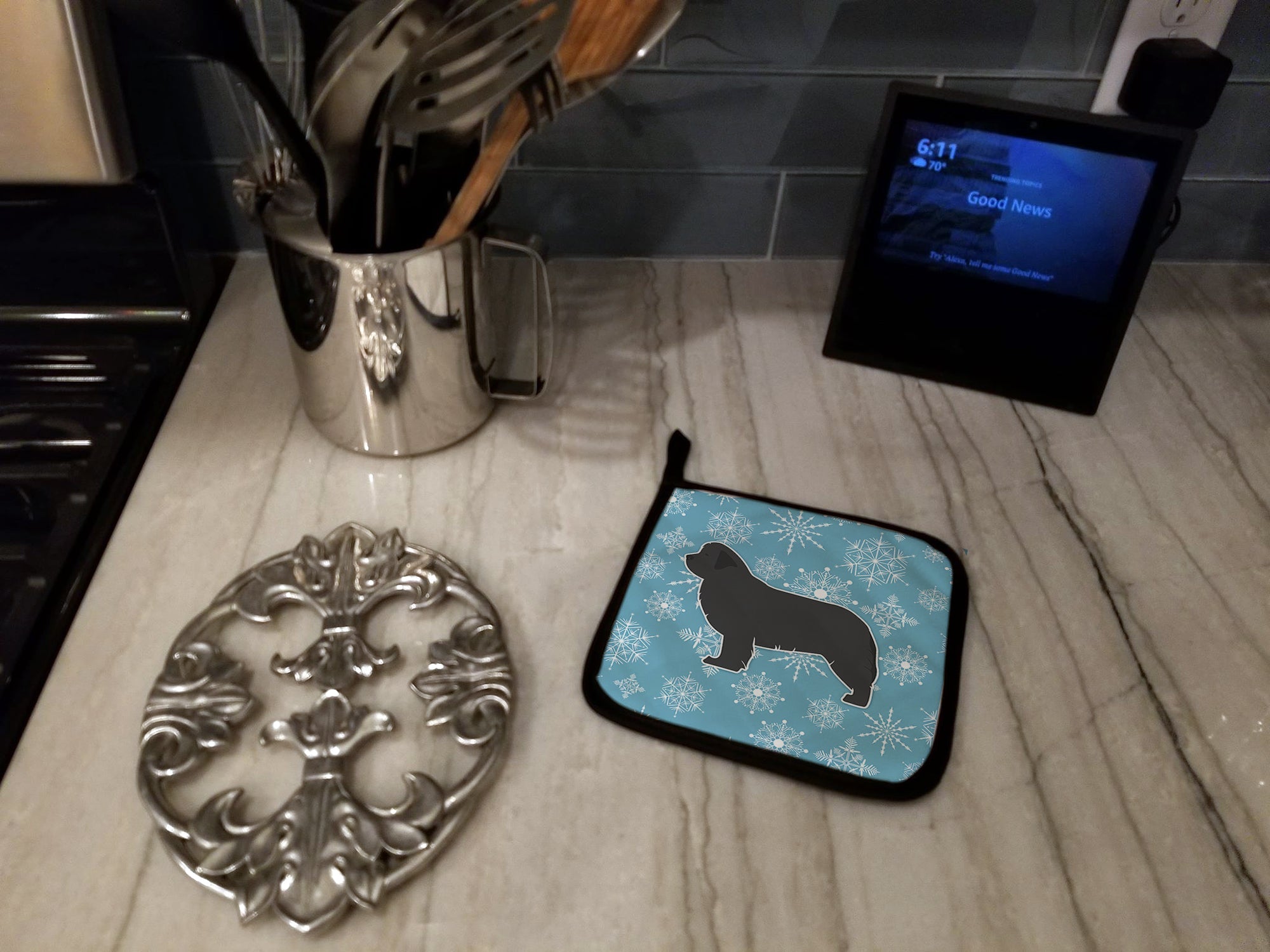 Winter Snowflake Newfoundland Pot Holder Set of 2 Heat Resistant Quilted Hot Pads 7.5 x 7.5 Inch, Insulated Kitchen Trivets for Cooking & Baking