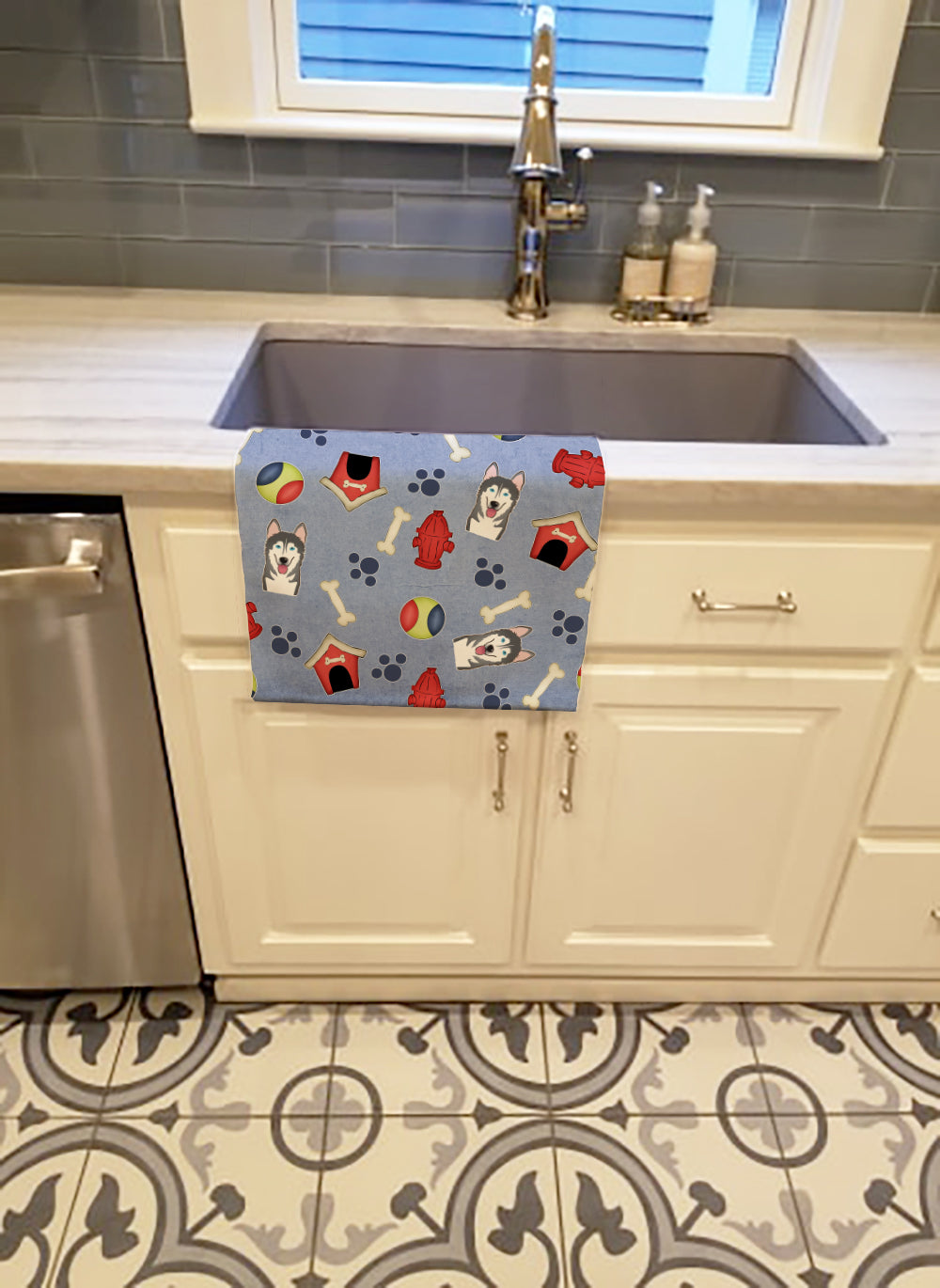 Dog House Collection Alaskan Malamute Kitchen Towel Velour Plush Front and Cotton Loop Back Machine Washable