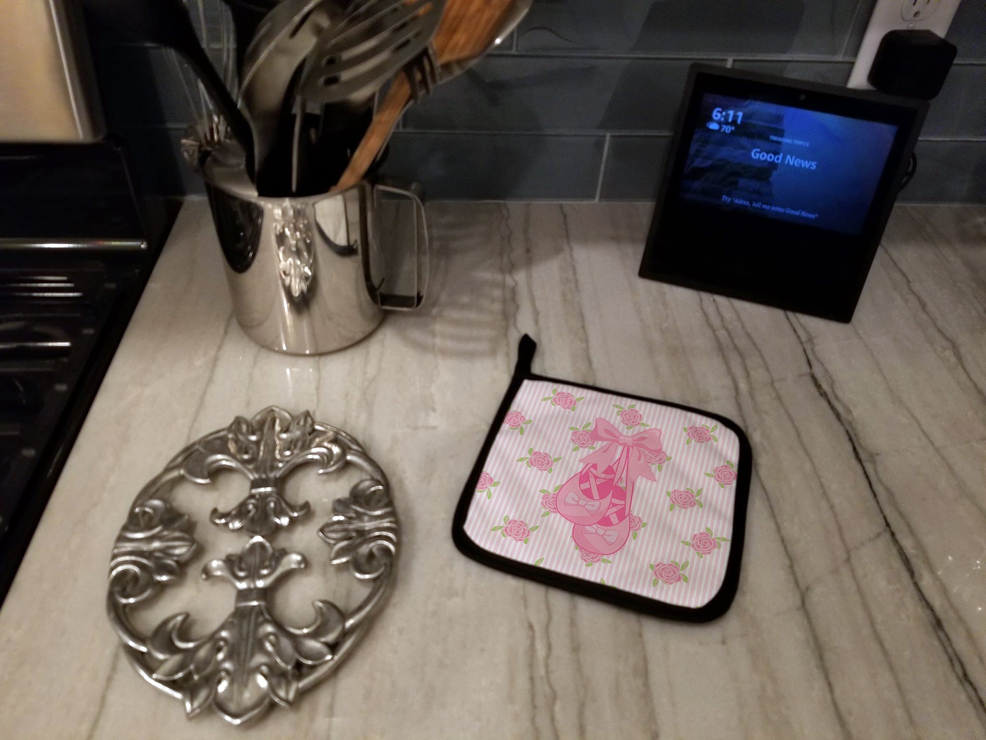 Ballerina Ballet Shoes Pot Holder Set of 2 Heat Resistant Quilted Hot Pads 7.5 x 7.5 Inch, Insulated Kitchen Trivets for Cooking & Baking