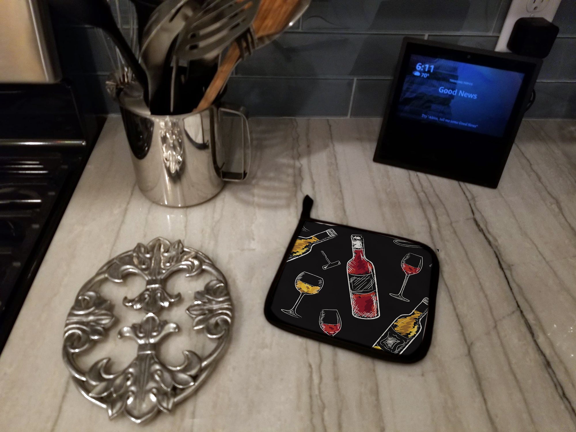 Red and White Wine on Black Pot Holder Set of 2 Heat Resistant Quilted Hot Pads 7.5 x 7.5 Inch, Insulated Kitchen Trivets for Cooking & Baking