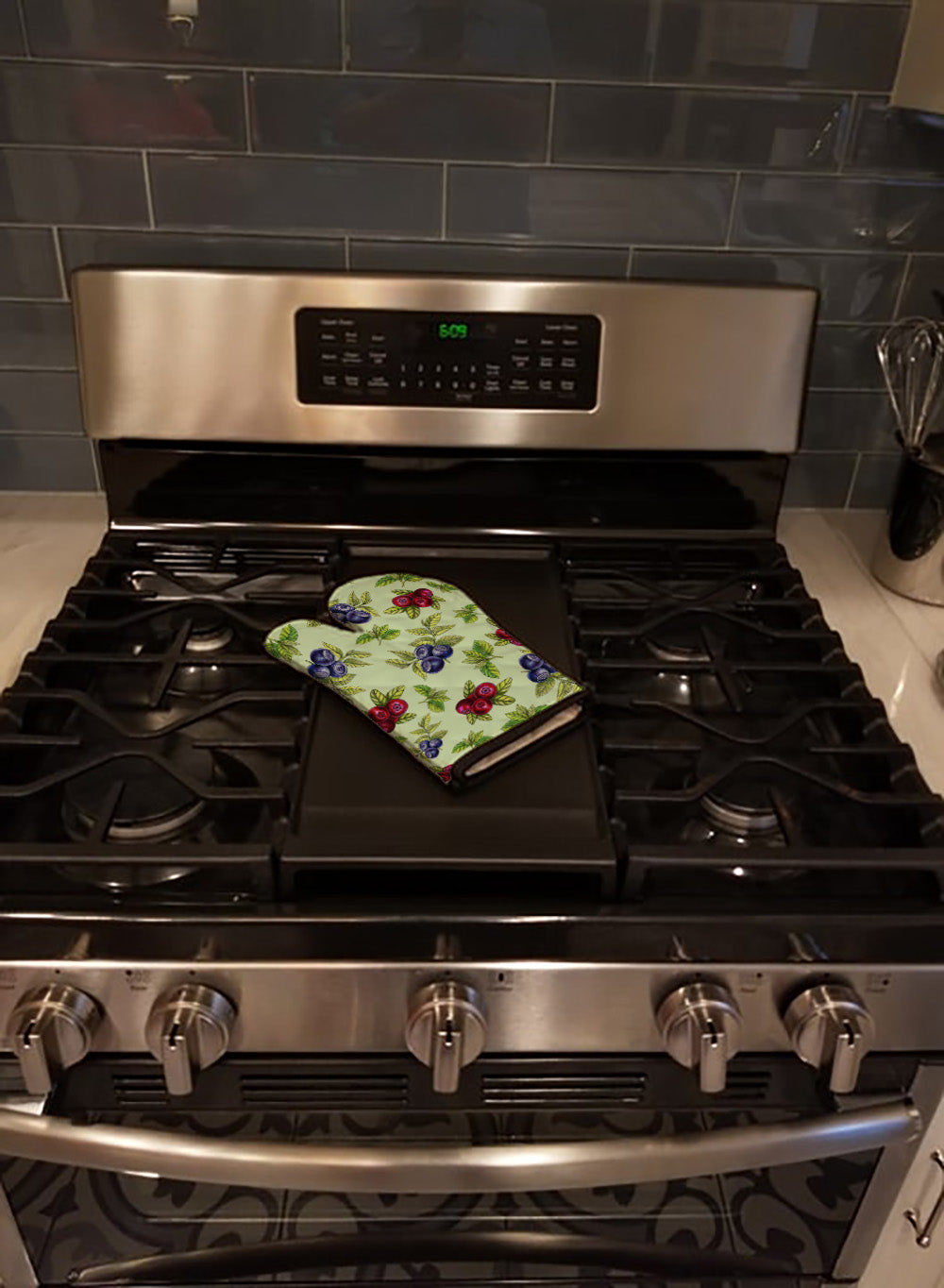 Berries in Green Oven Mitt Heat Resistant Thick Oven Mitt for Hot Pans and Oven, Kitchen Mitt Protect Hands, Cooking Baking Glove